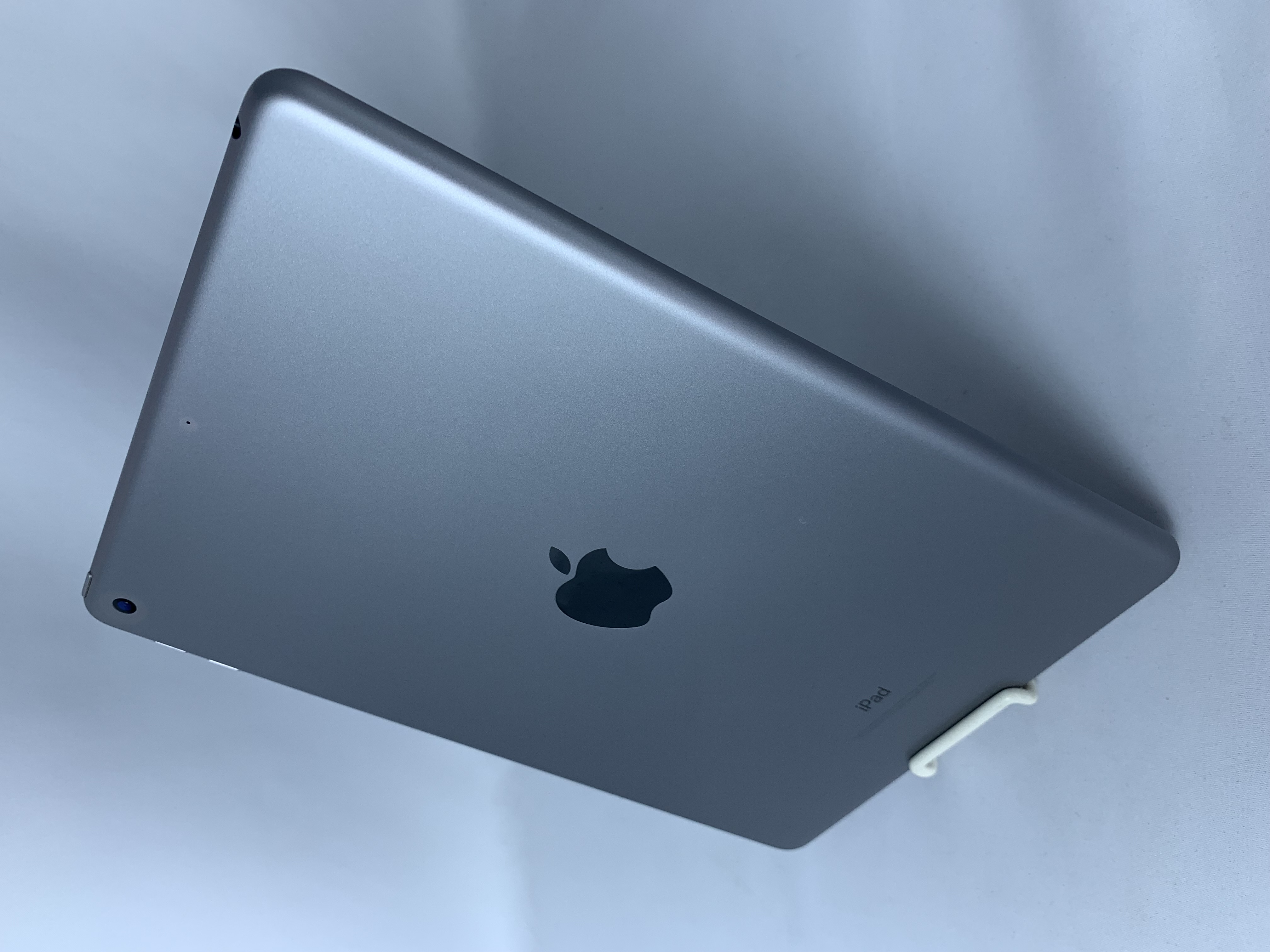 【中古：Bランク】Apple iPad 9.7インチ(2018) Wi-Fiモデル 32GB スペースグレイ MR7F2J/A【30日返金保証】