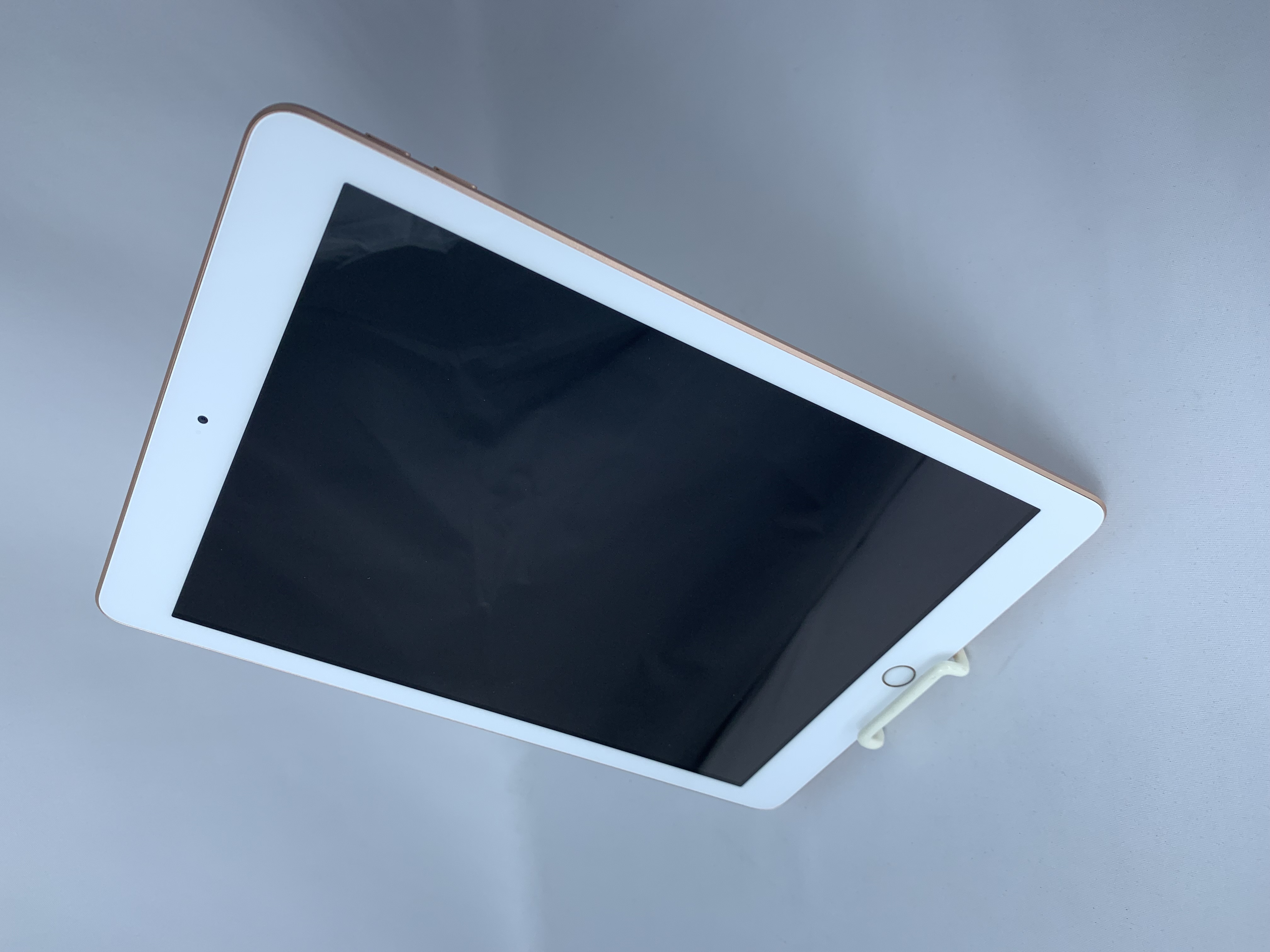 【中古：Bランク】Apple iPad 9.7インチ(2018) Wi-Fiモデル 32GB ゴールド MRJN2J/A【30日返金保証】