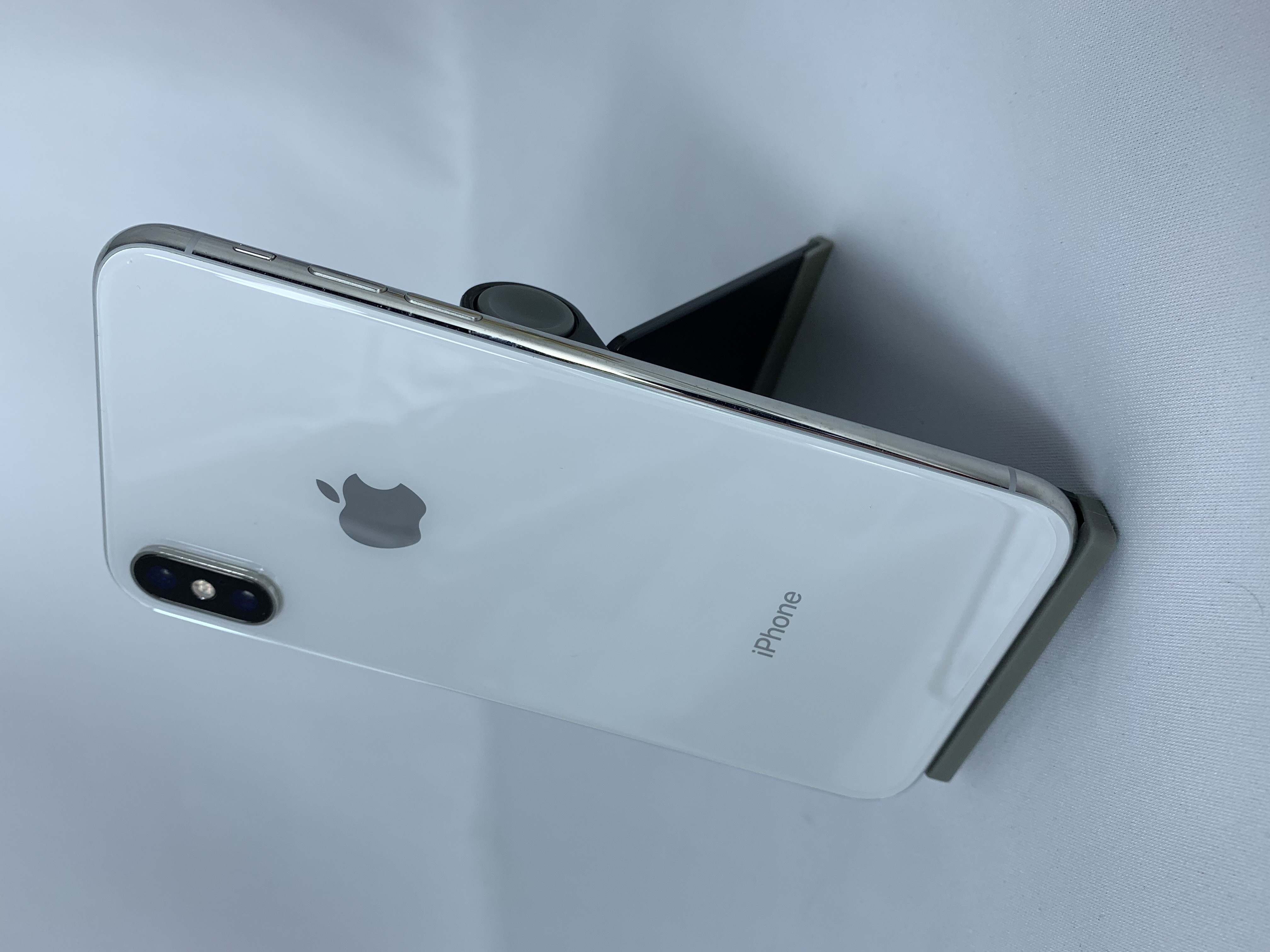 【中古：Bランク】iPhone XS 64GB シルバー(SIMロック解除済)【30日返金保証】【赤ロム保証付き】