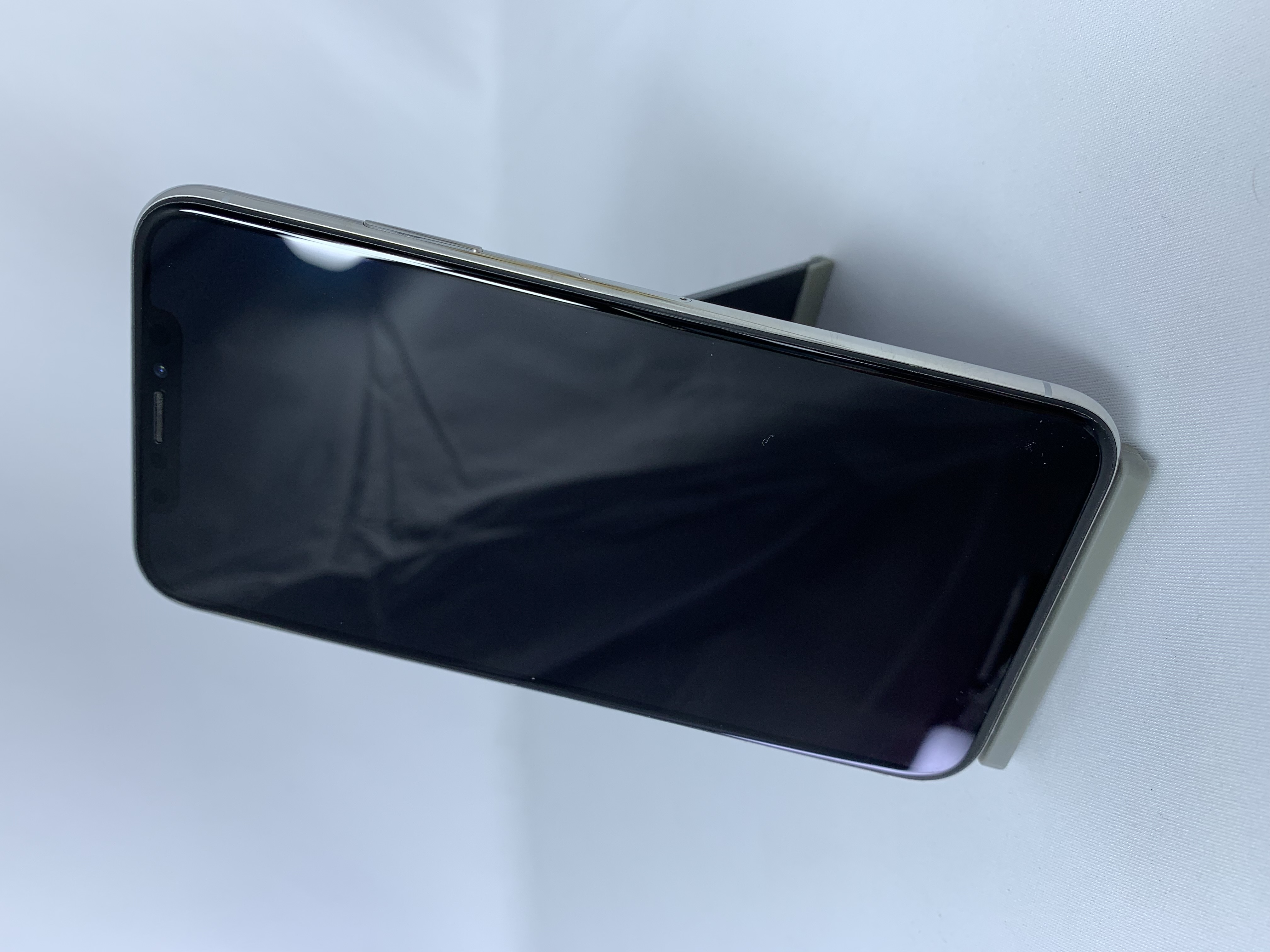 【中古：Bランク】iPhone XS 64GB シルバー(SIMロック解除済)【30日返金保証】【赤ロム保証付き】