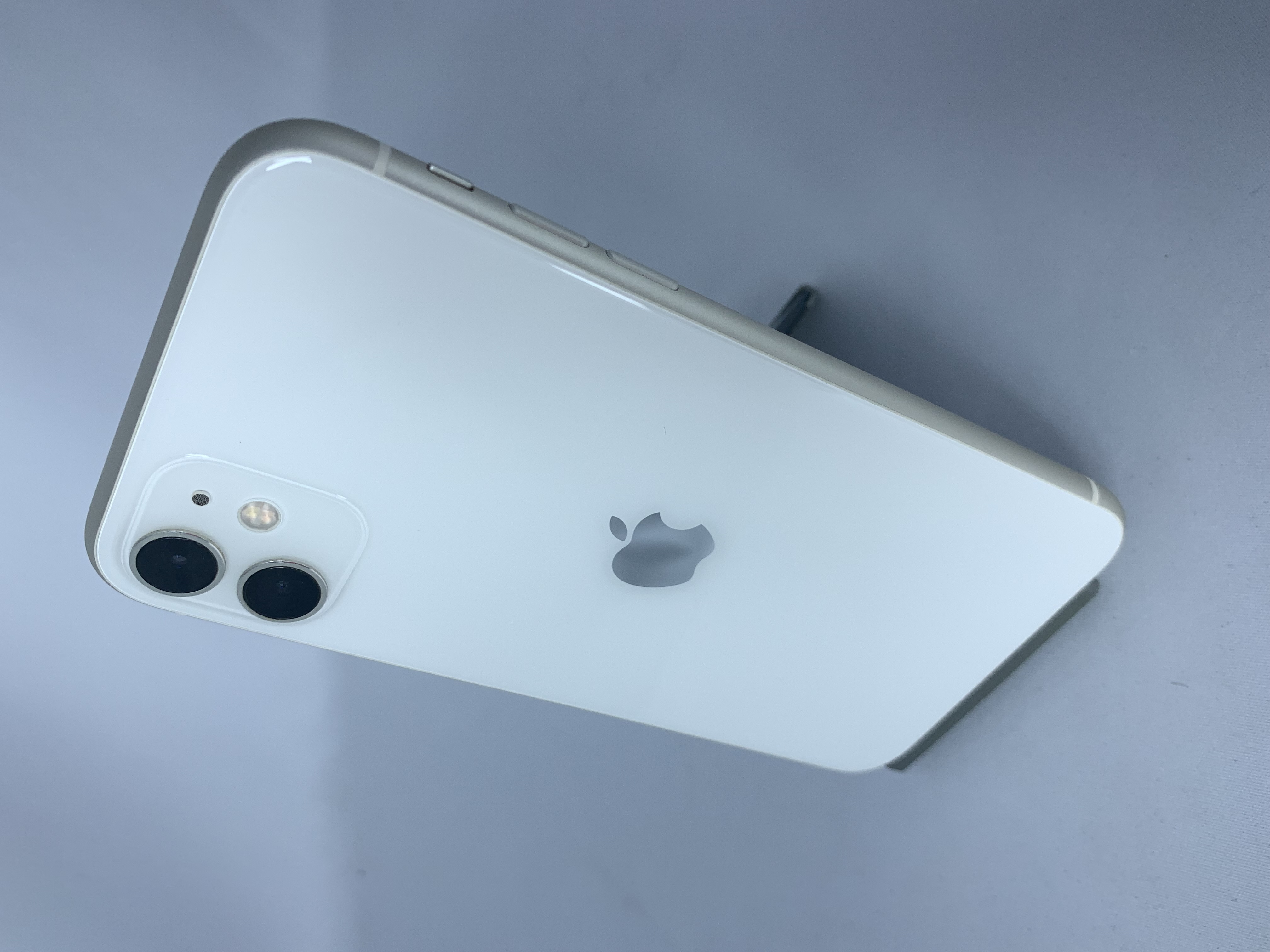 【中古：Bランク】iPhone 11 64GB ホワイト simロック解除済【30日返金保証】【赤ロム保証付き】