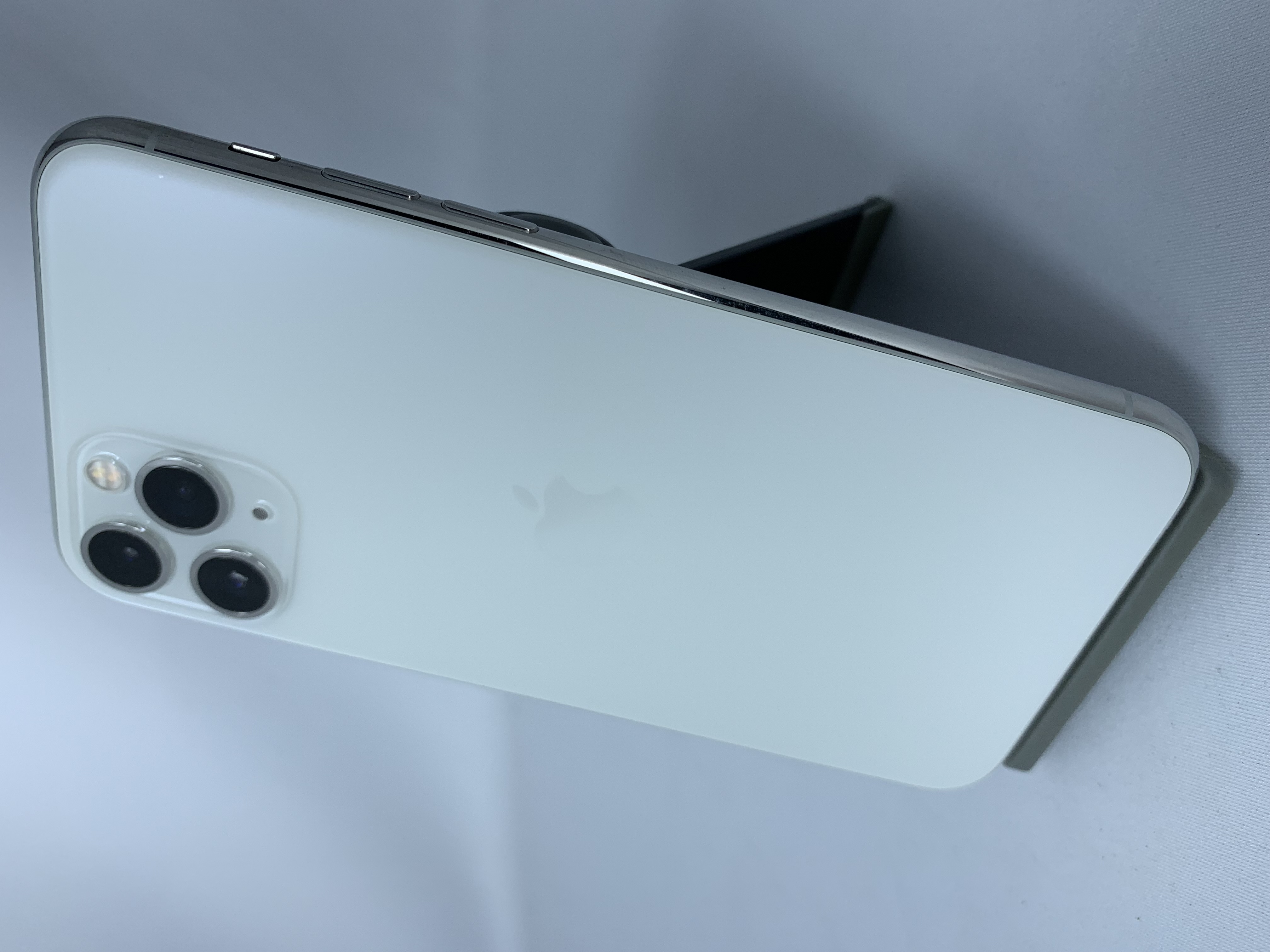 【中古：Bランク】iPhone 11 Pro 256GB シルバー simロック解除済【30日返金保証】【赤ロム保証付き】