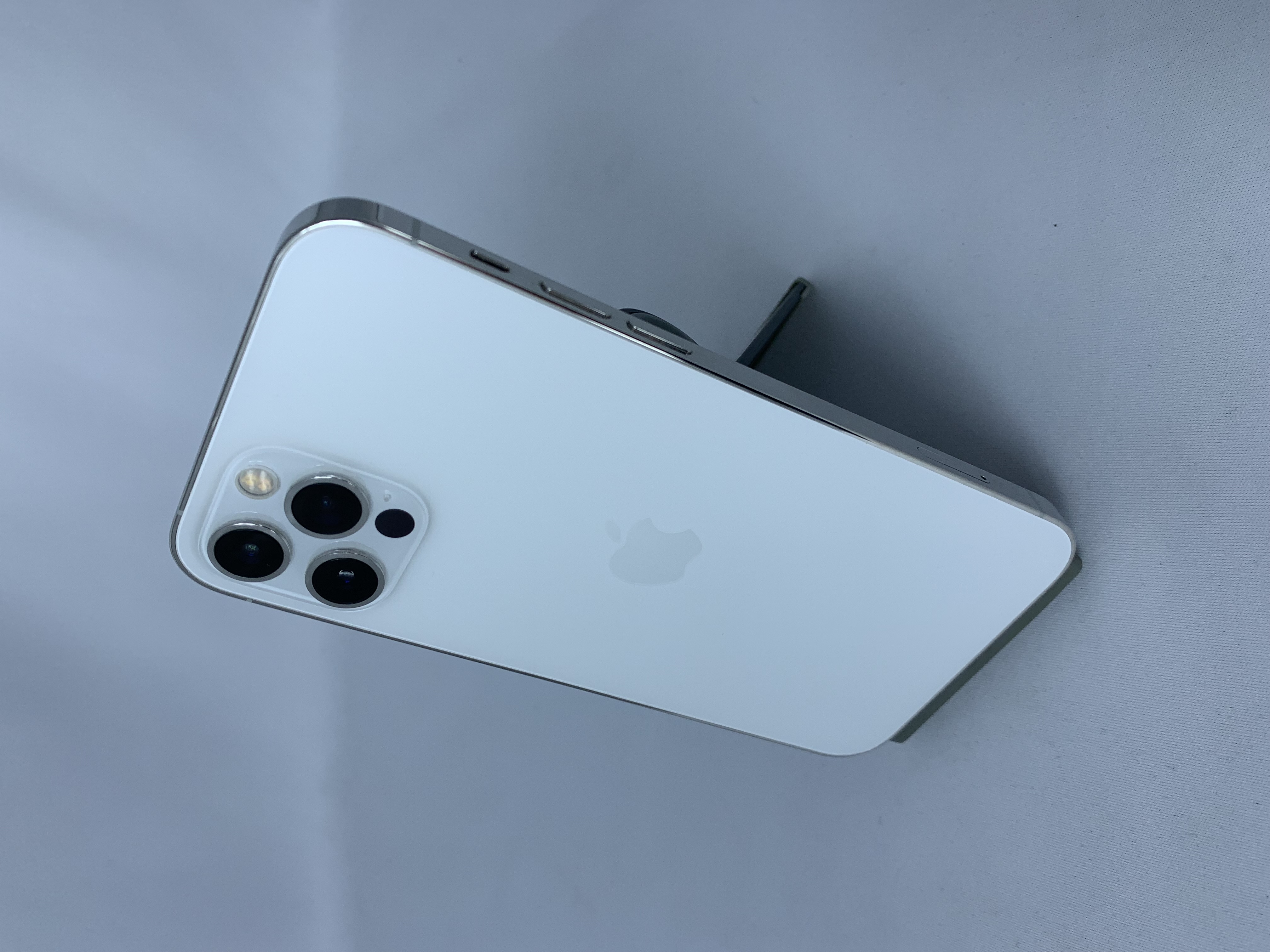 【中古：Bランク】iPhone 12 Pro 256GB シルバー simロック解除済【30日返金保証】【赤ロム保証付き】