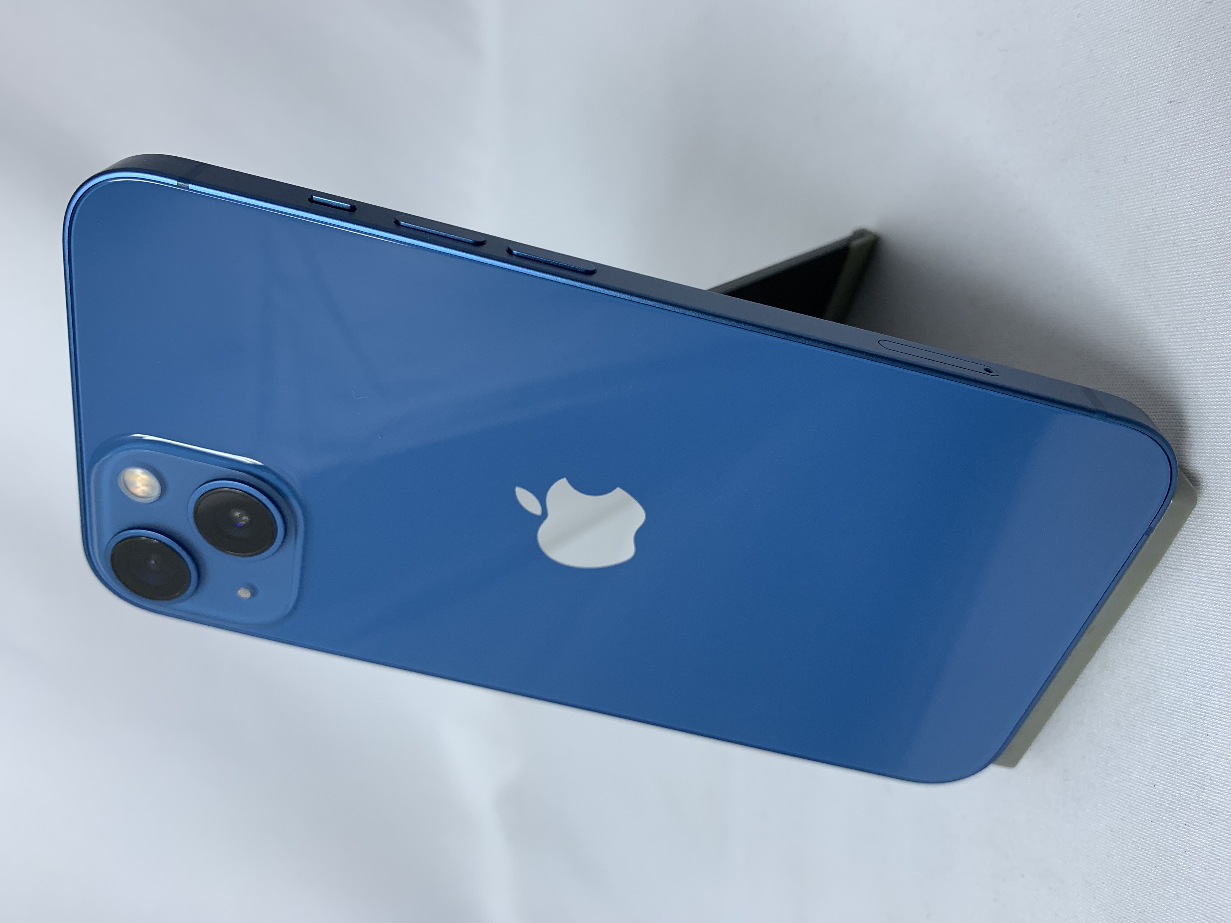 【中古：Bランク】 IPHONE13 128GB ﾌﾞﾙｰsimロック解除済【30日返金保証】【赤ロム保証付き】