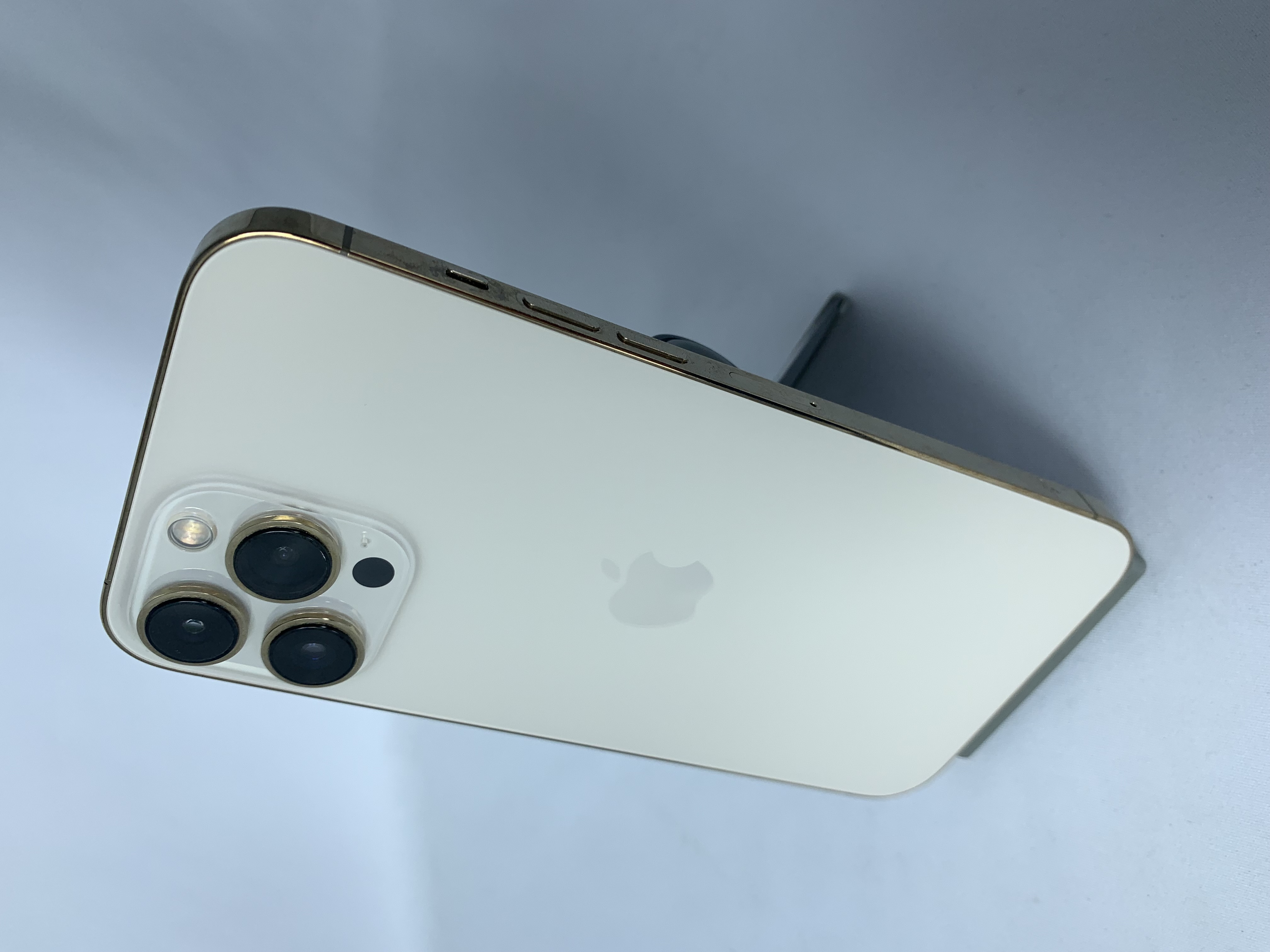 【中古：Bランク】iPhone 13 ProMax 256GB ゴールド simロック解除済【30日返金保証】【赤ロム保証付き】