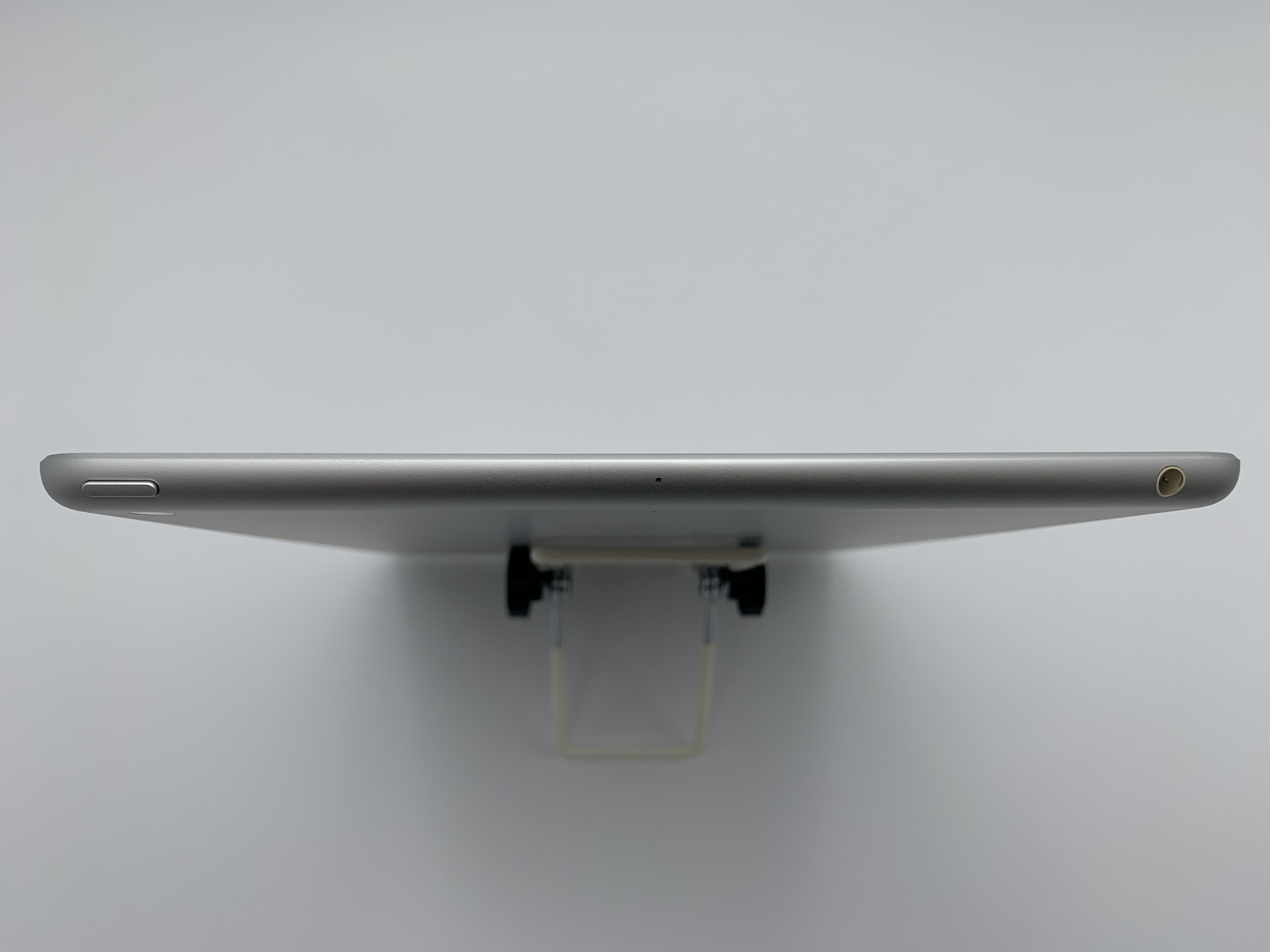 【中古：Bランク】Apple iPad  10.2インチ 第9世代(2021) Wi-Fiモデル 64GB シルバー MK2L3J/A【30日返金保証】