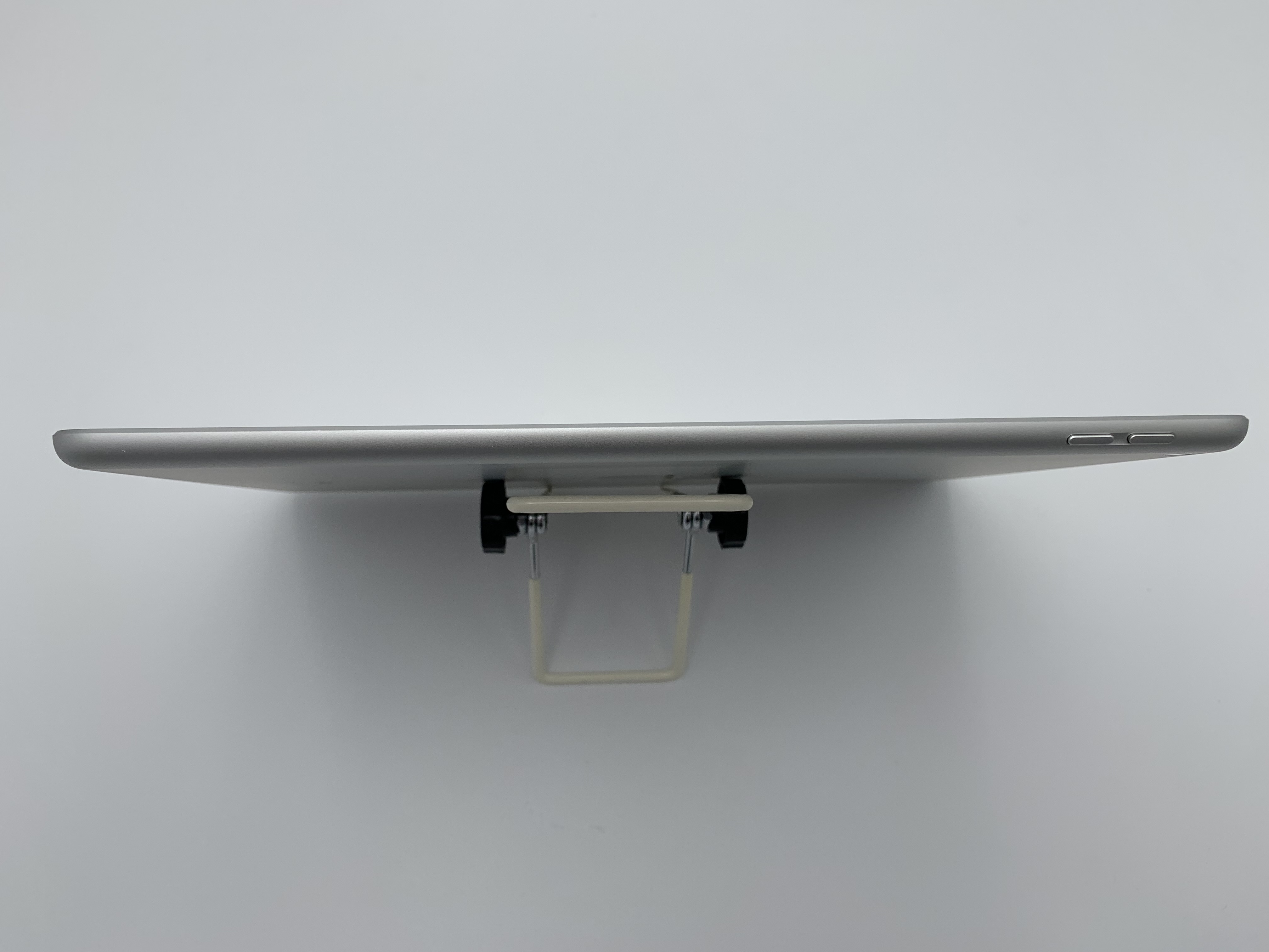 【中古：Bランク】Apple iPad  10.2インチ 第9世代(2021) Wi-Fiモデル 64GB シルバー MK2L3J/A【30日返金保証】