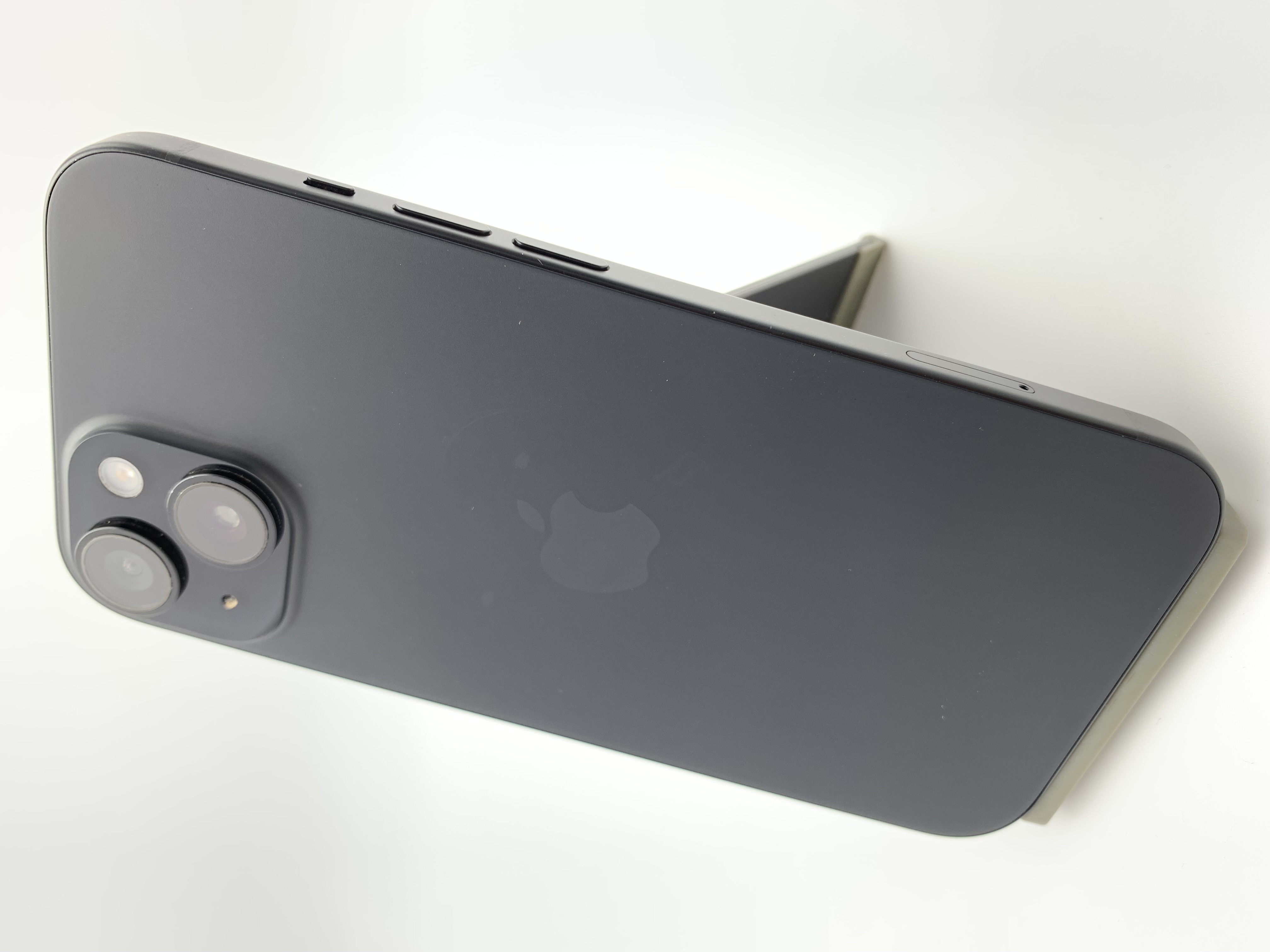 【中古：Cランク】【フレーム使用感あり】iPhone 15 128GB ブラック Simロック無し【30日返金保証】【赤ロム保証付き】