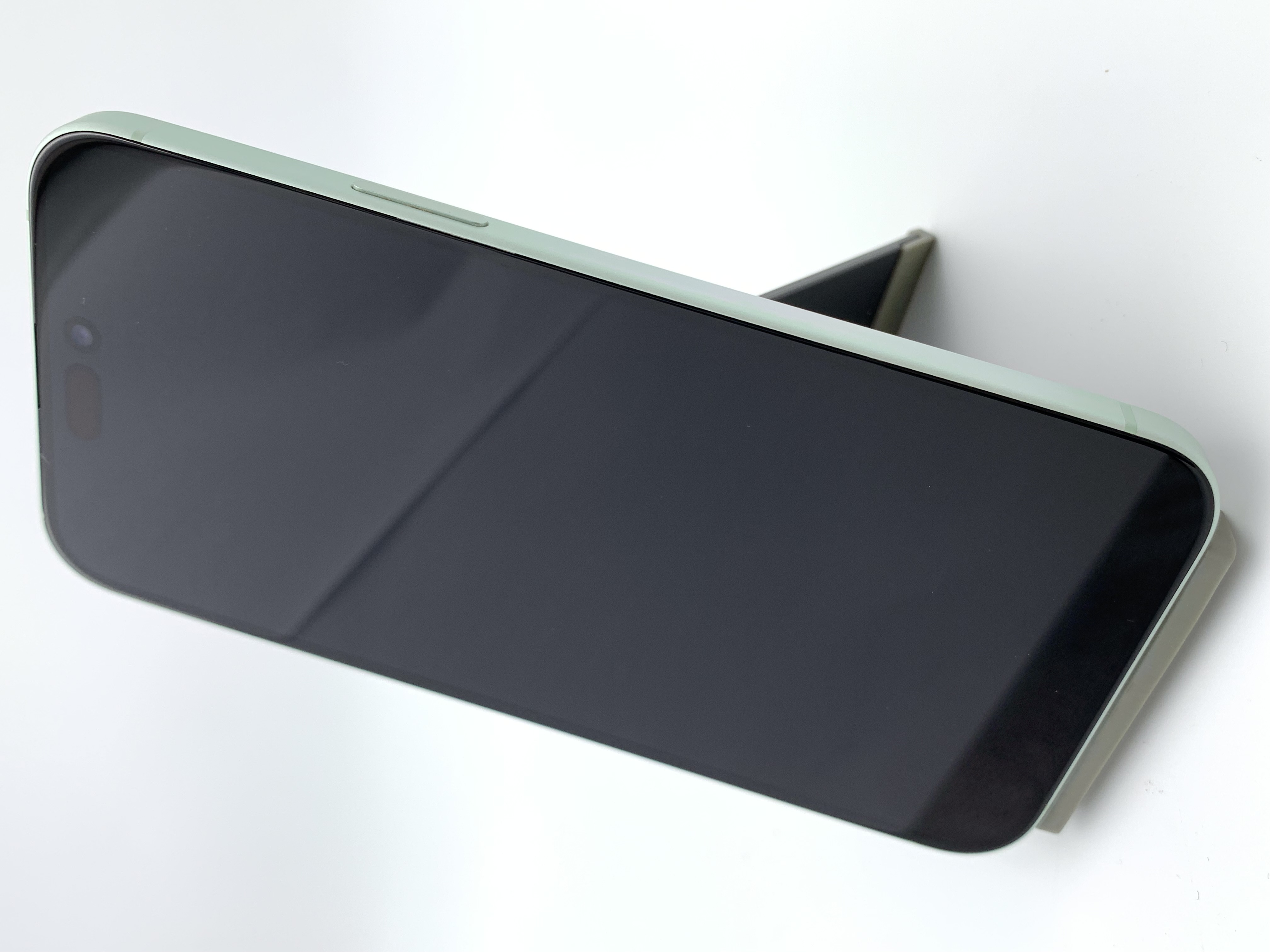 【中古：Cランク】iPhone 15 Plus 256GB グリーン simロックなし【30日返金保証】【赤ロム保証付き】