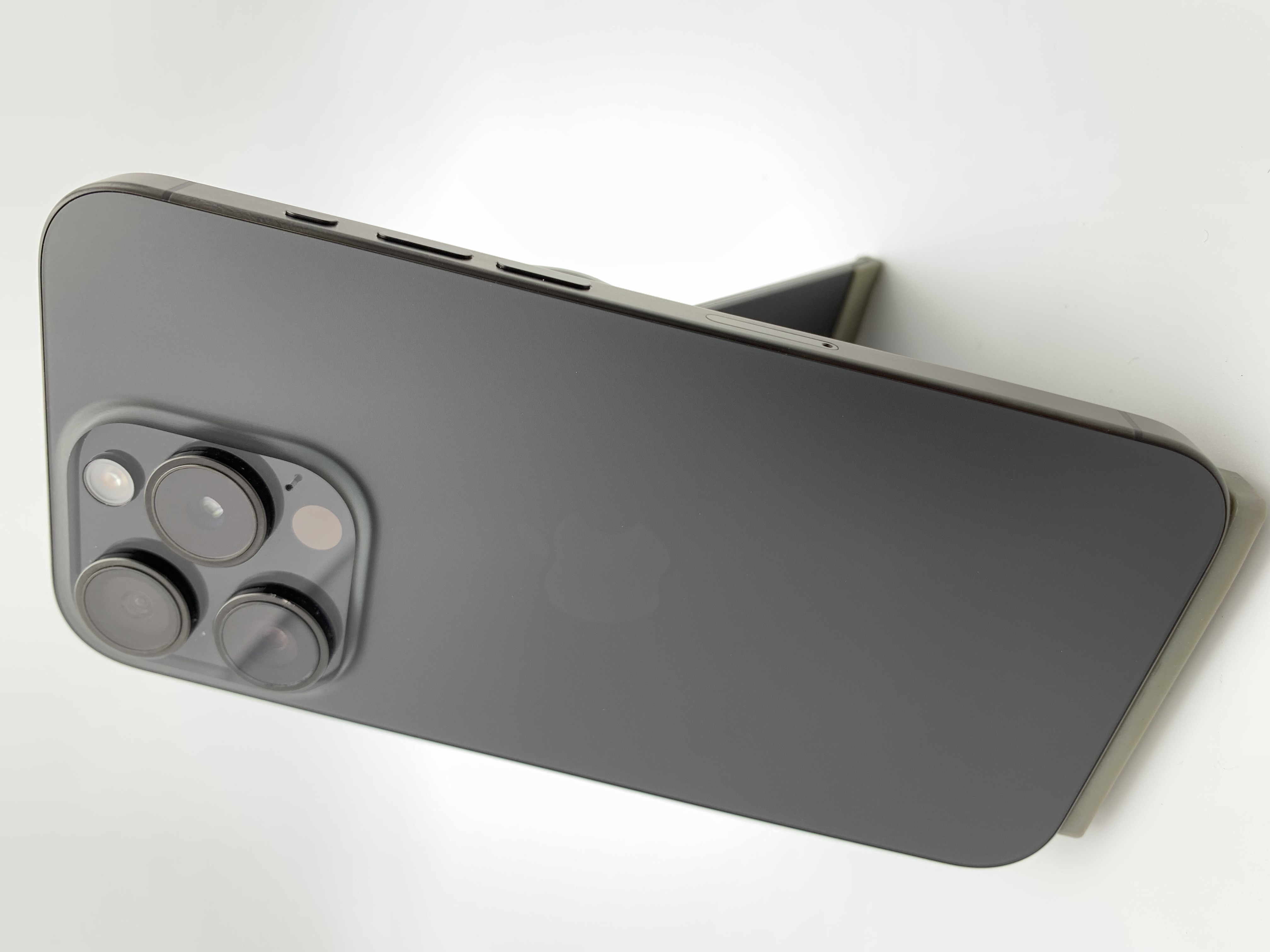 【中古：Bランク】iPhone 15 Pro 128GB ブラックチタニウム SIMロック無し【30日返金保証】【赤ロム保証付き】