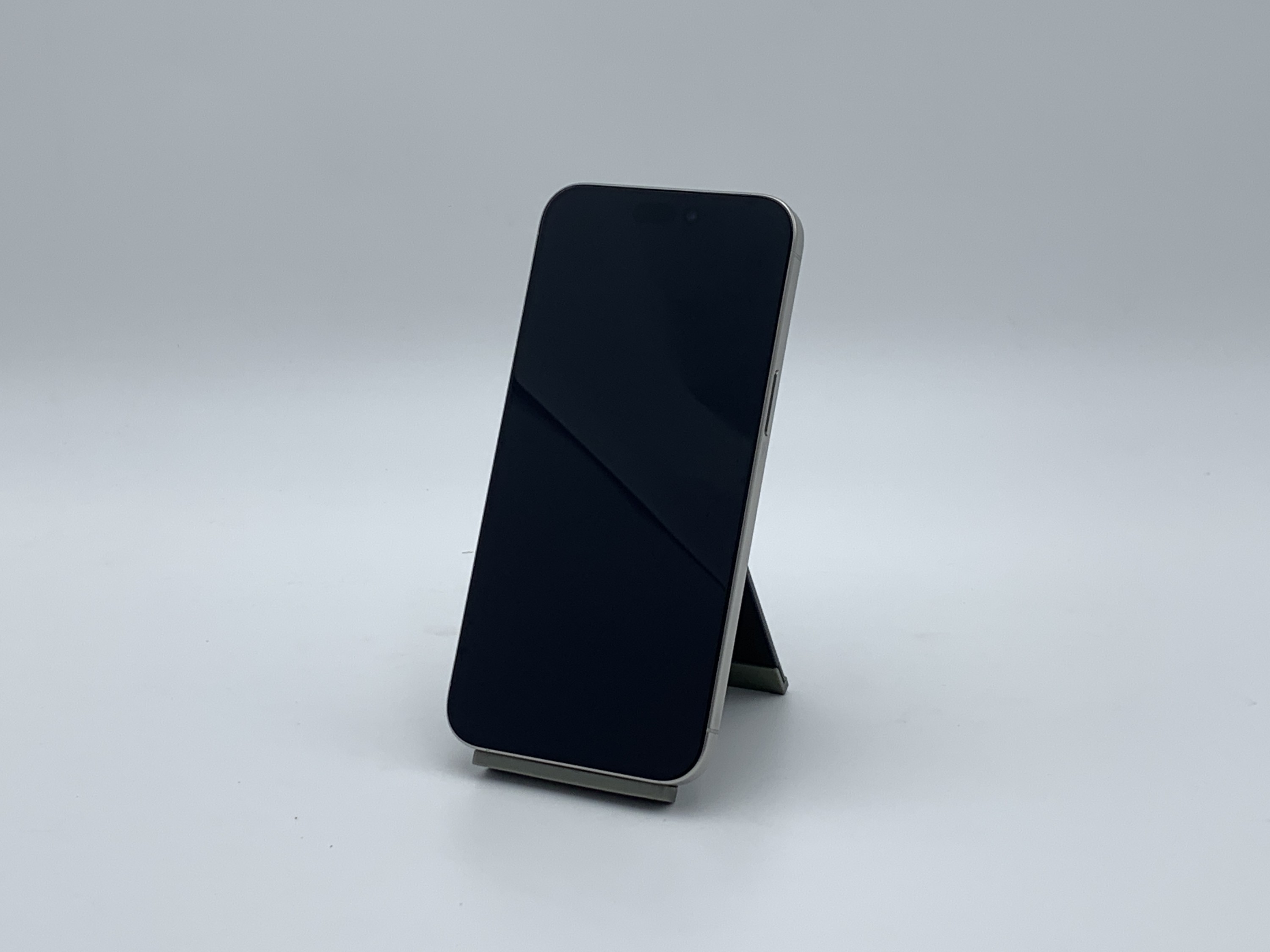 【中古：Bランク】iPhone 15 Pro Max 256GB ホワイトチタニウム SIMロック無し【30日返金保証】【赤ロム保証付き】