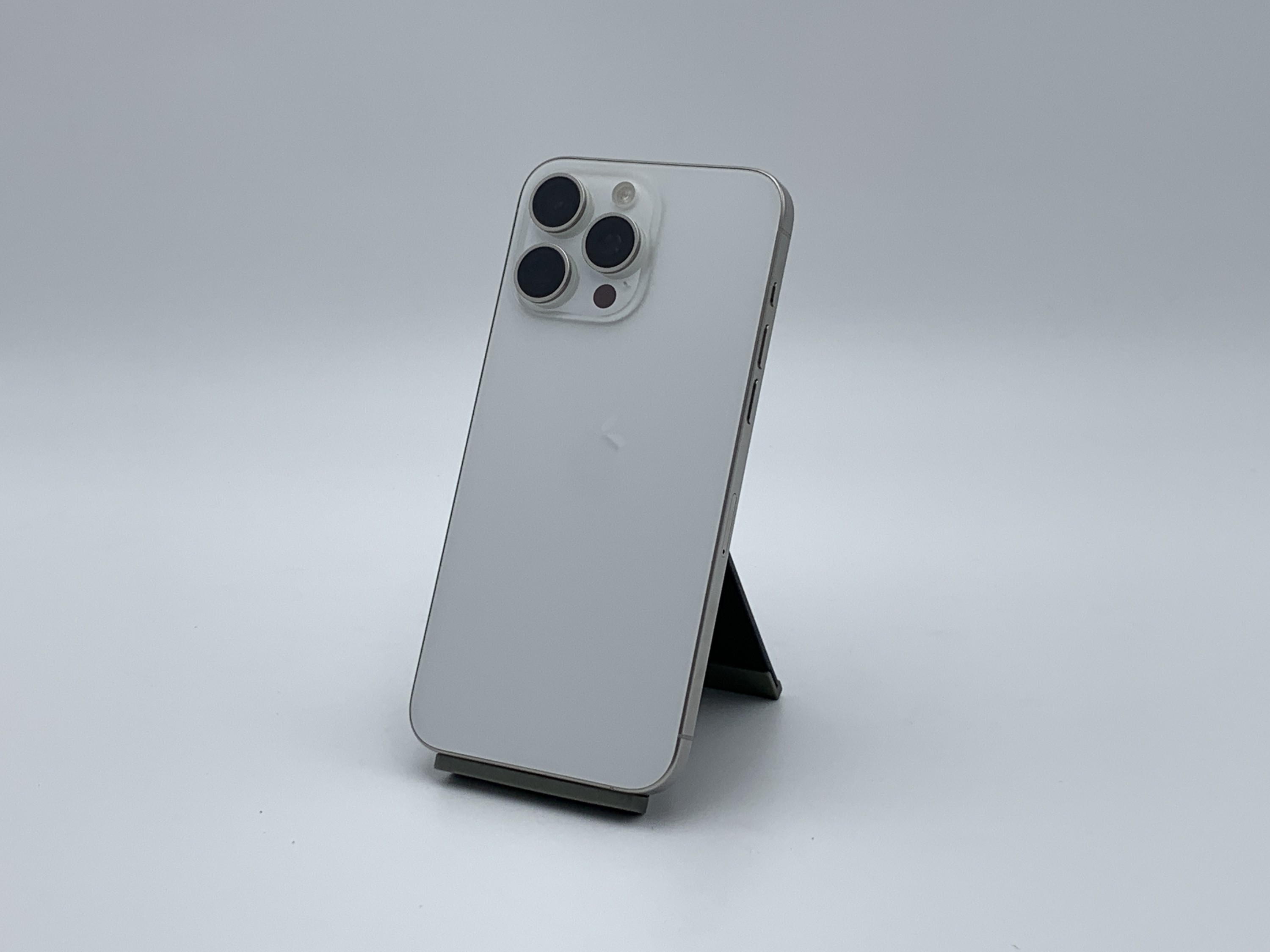 【中古：Bランク】iPhone 15 Pro Max 256GB ホワイトチタニウム SIMロック無し【30日返金保証】【赤ロム保証付き】