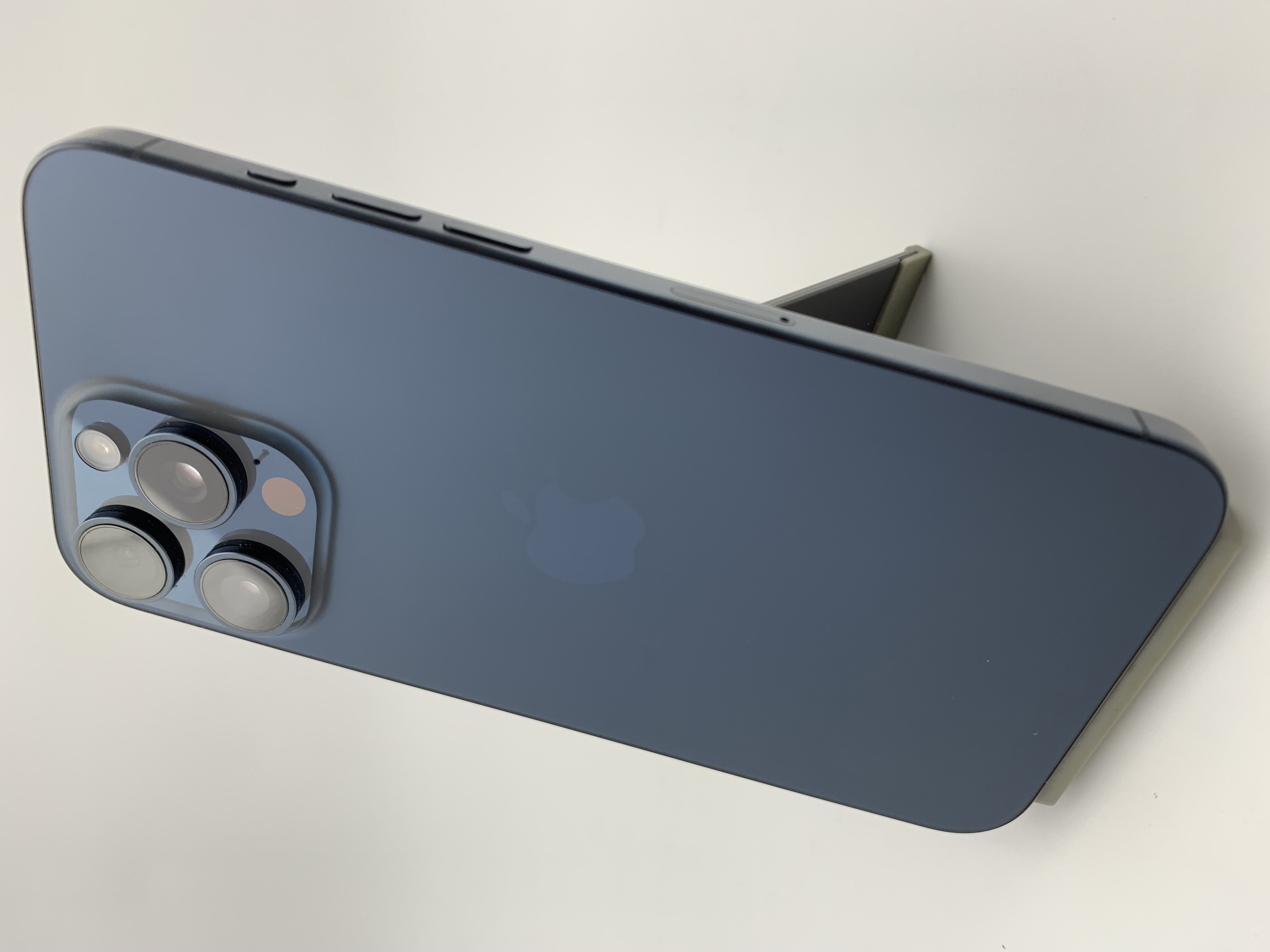 【中古：Bランク】iPhone 15 Pro Max 256GB ブルーチタニウム SIMロック無し【30日返金保証】【赤ロム保証付き】