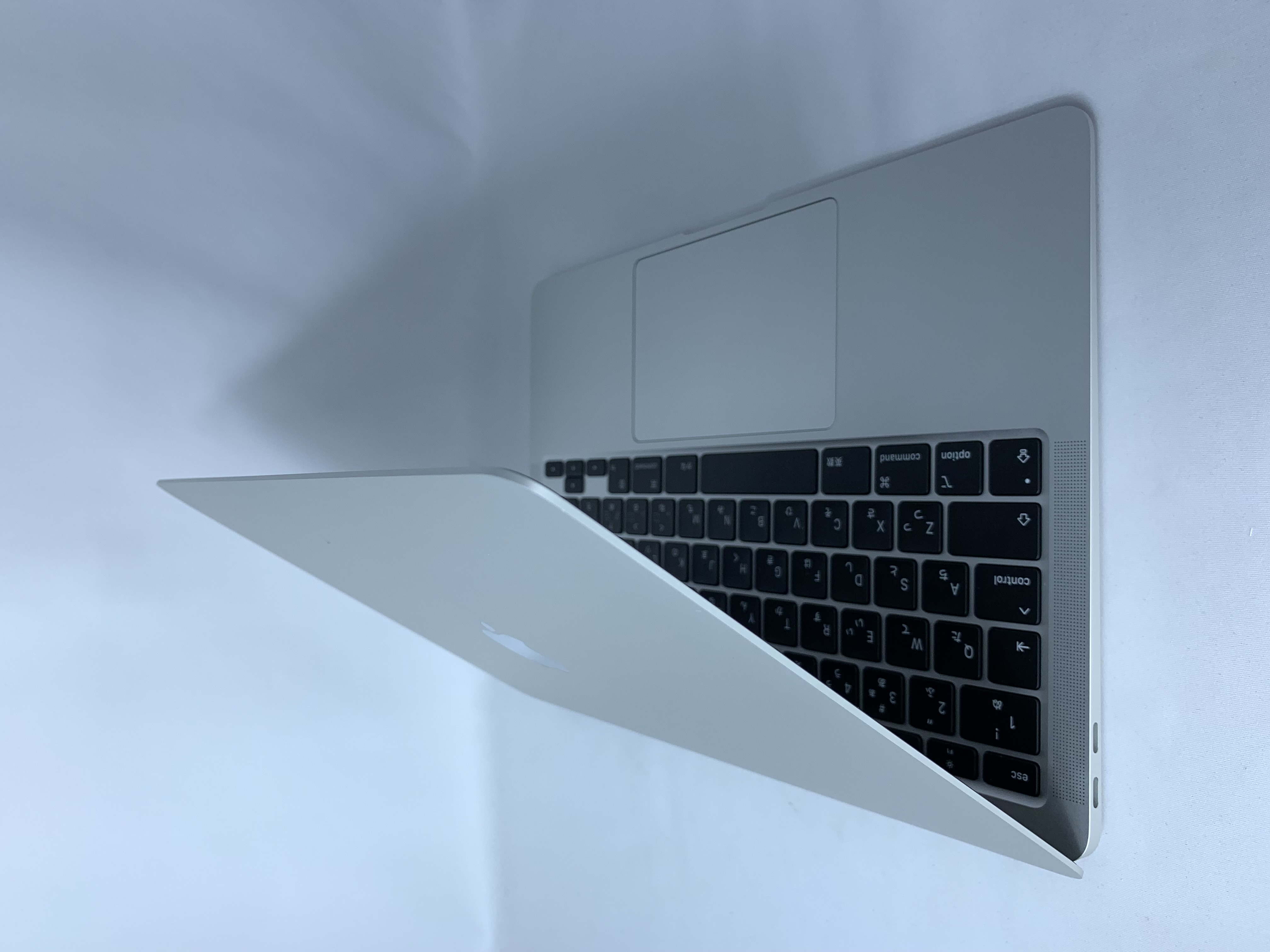 【中古：Bランク】Apple MacBook Air M1(2020年) 13.3 インチ シルバー MGNA3J/A カスタマイズモデル（メモリ容量：8GB⇒16GB）【30日返金保証】