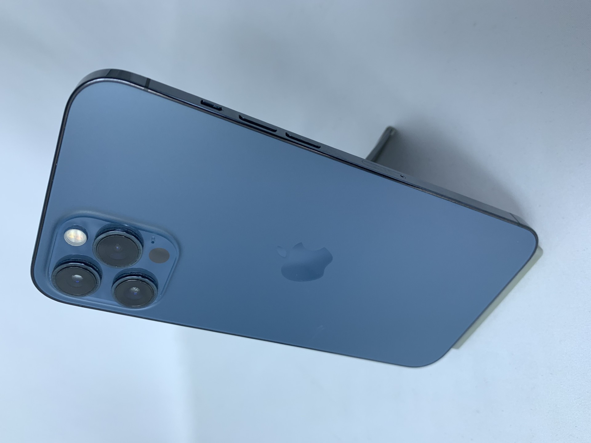 【中古:Cランク】【キズ有(少)】iPhone 12 ProMax 256GB パシフィックブルー SIMロック解除済【30日返金保証】【赤ロム保証付き】