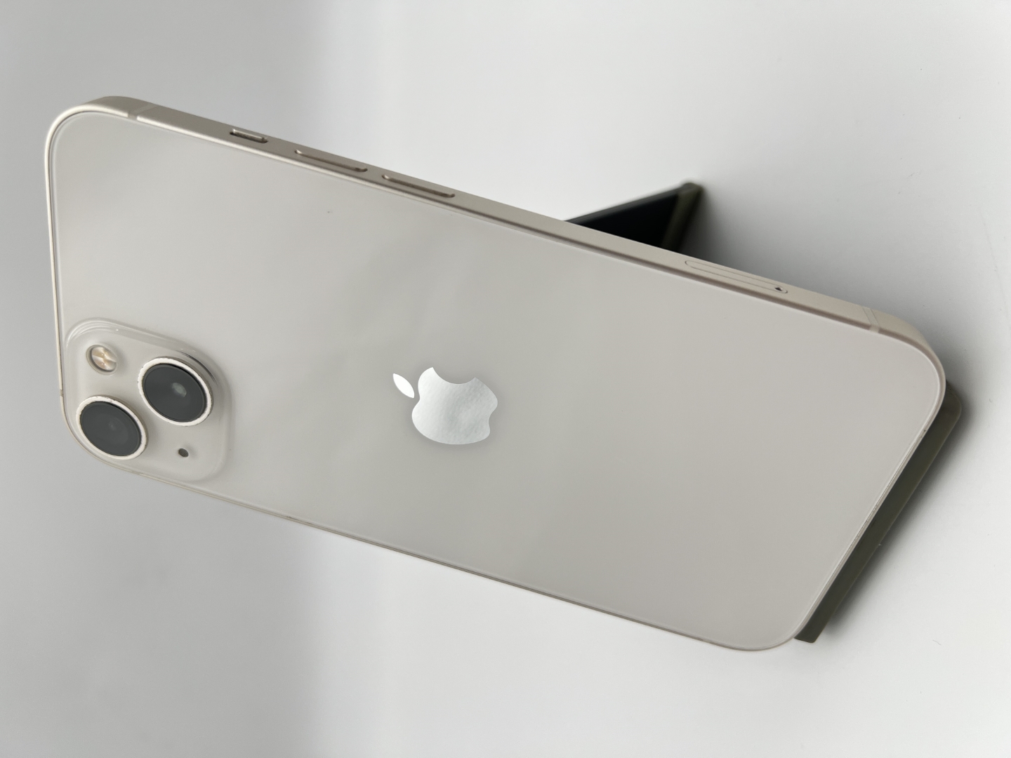 【中古：Cランク】【キズあり】iPhone 13 128GB スターライト SIMロック無し【30日返金保証】【赤ロム保証付き】