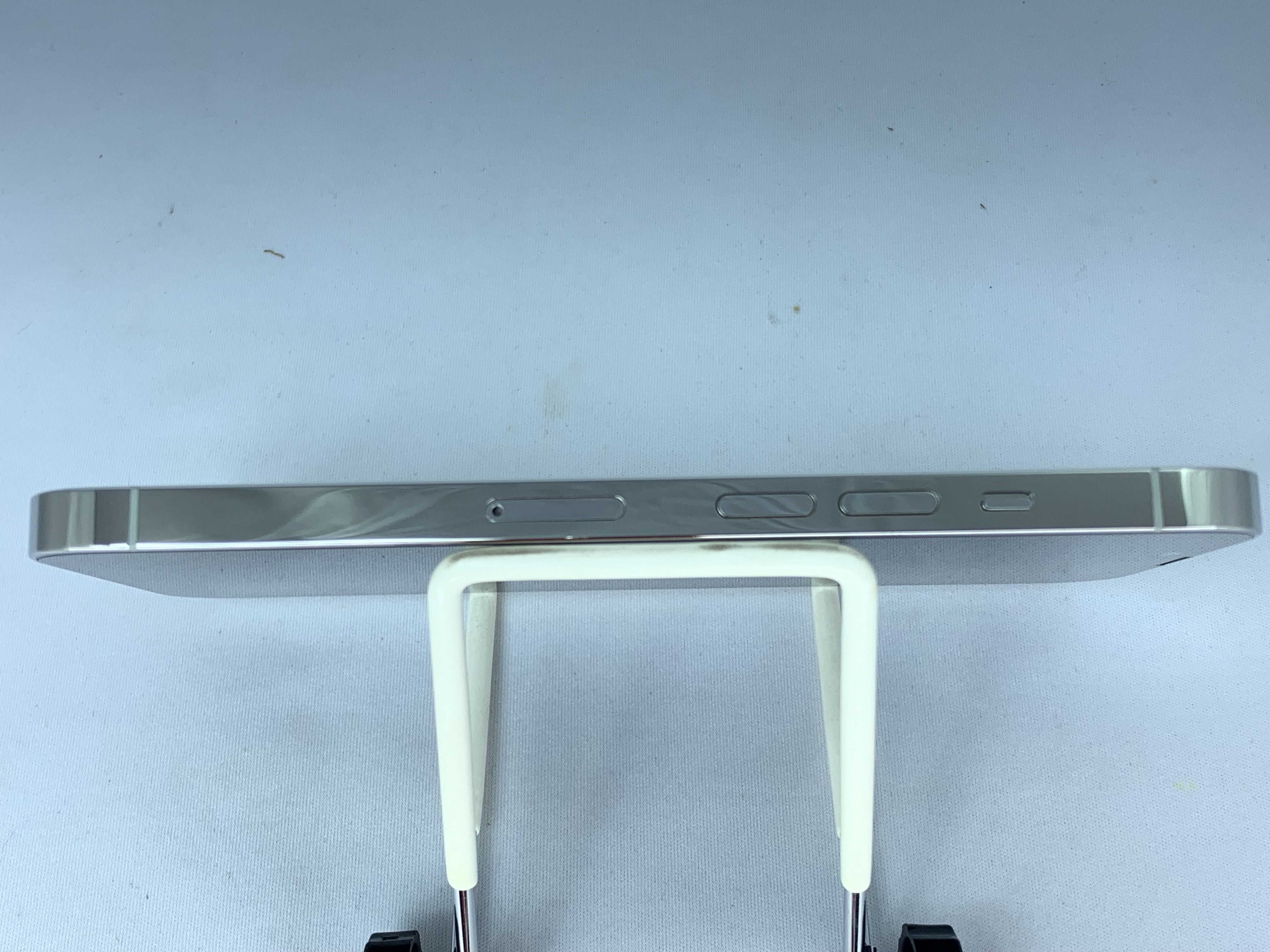 【中古：Cランク】【バッテリー劣化】iPhone 13 Pro 256GB シルバー simロック解除済【30日返金保証】【赤ロム保証付き】