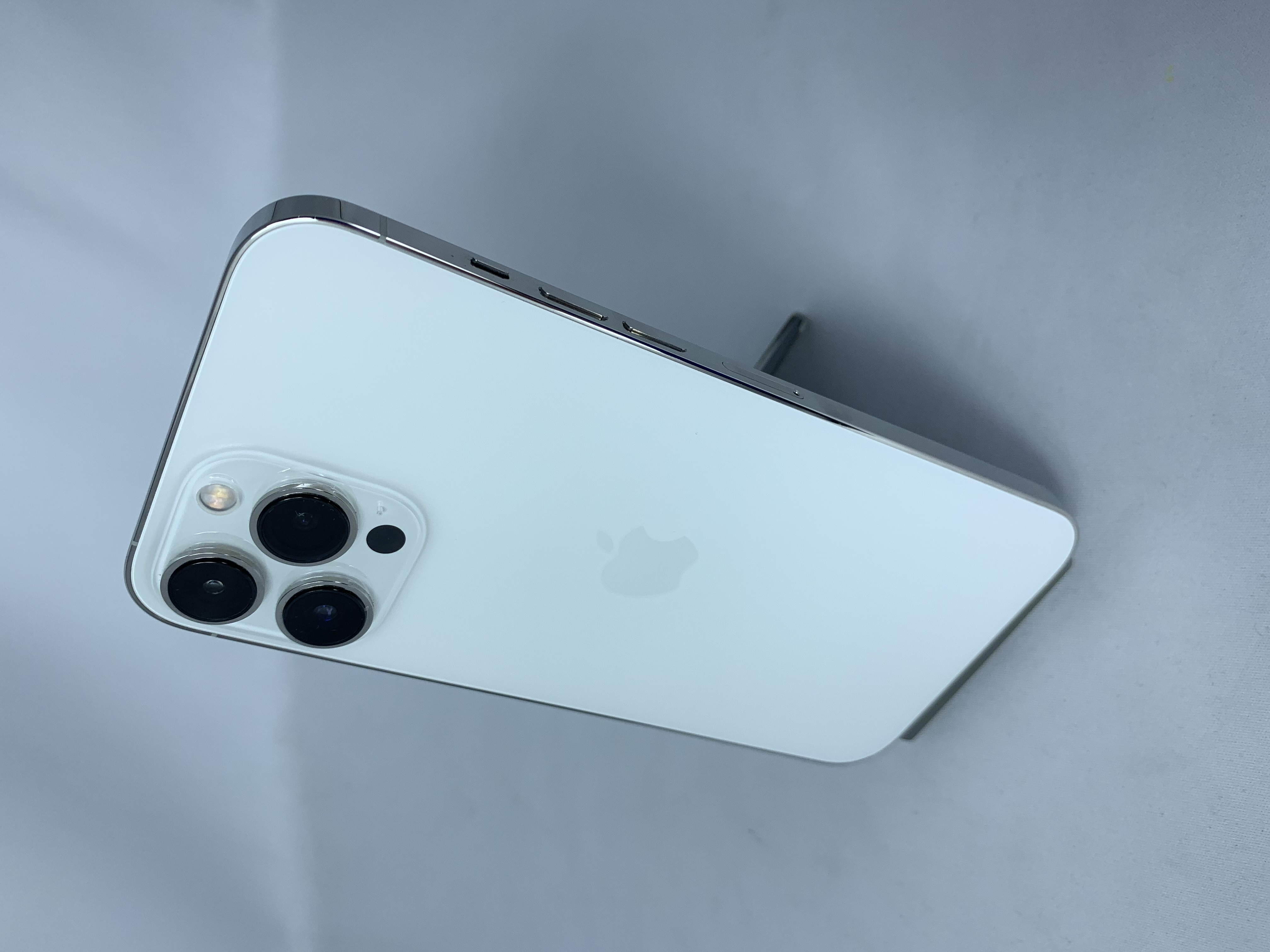 【中古：Cランク】【バッテリー劣化】iPhone 13 ProMax 256GB シルバー simロック解除済【30日返金保証】【赤ロム保証付き】
