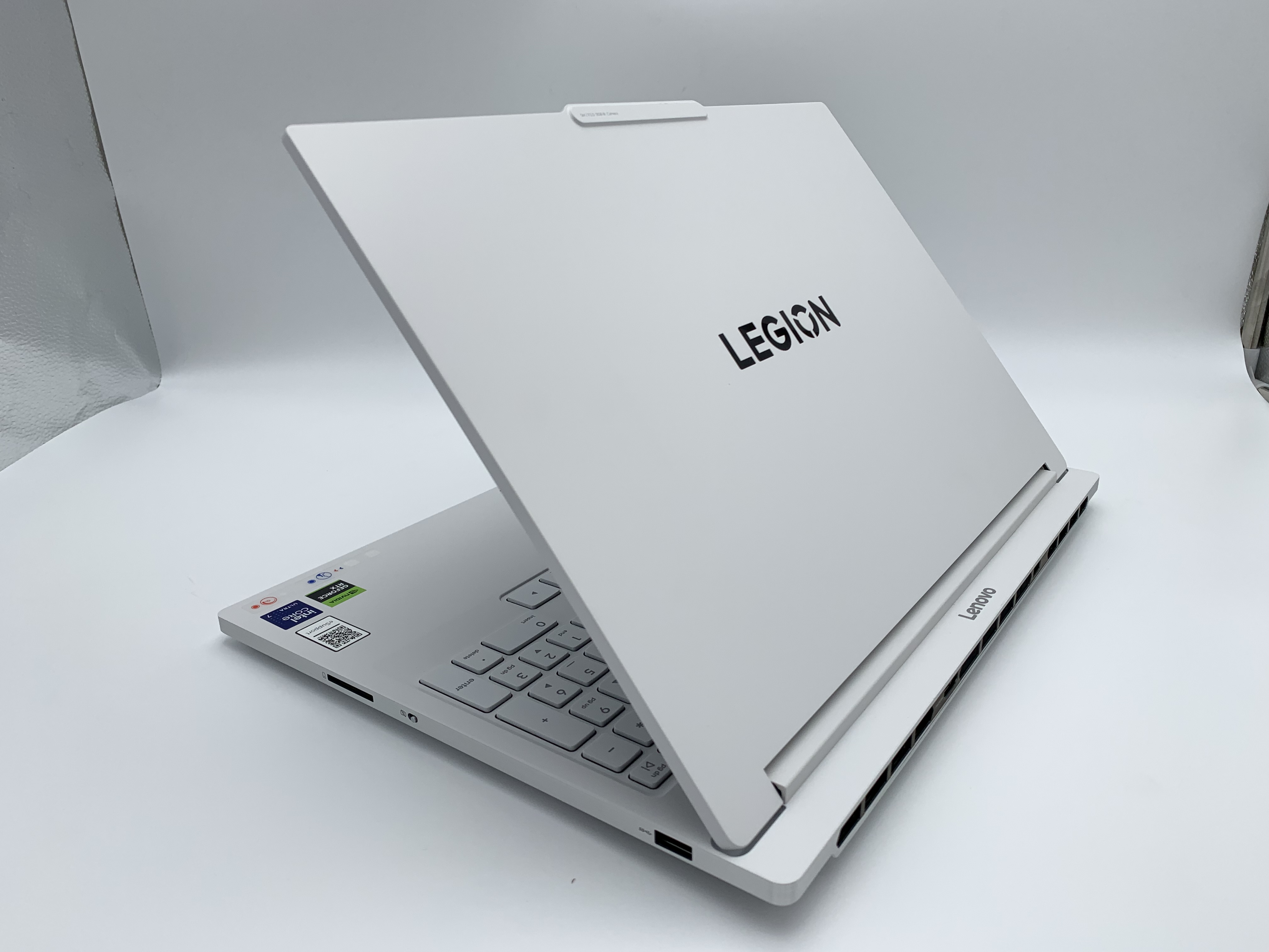 【アウトレット】Lenovo Legion 7i Gen 10(Core Ultra 7 255HX、メモリ32GB、 SSD1TB RTX 5060 Laptop GPU)【6ヶ月修理保証】