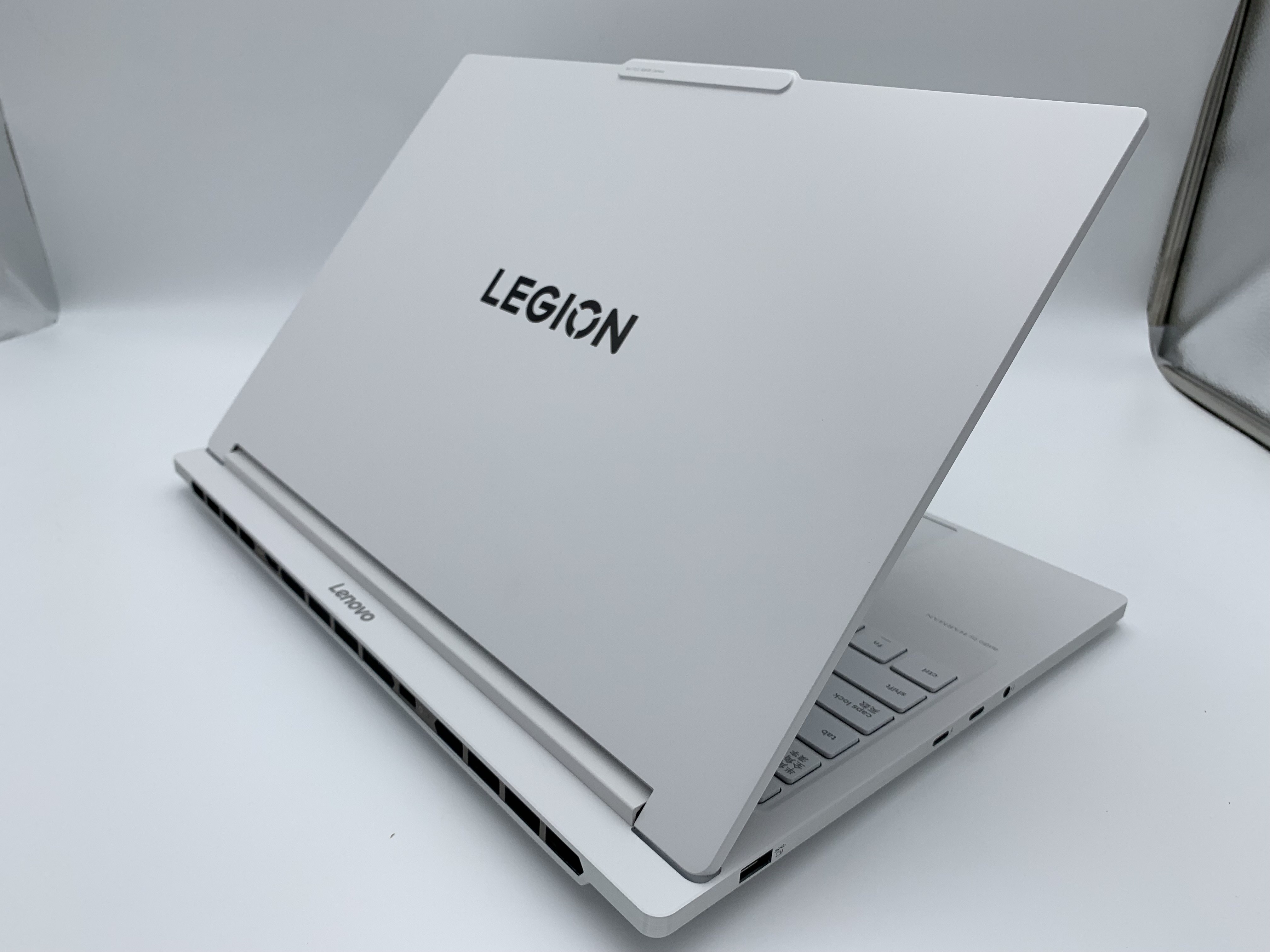 【アウトレット】Lenovo Legion 7i Gen 10(Core Ultra 7 255HX、メモリ32GB、 SSD1TB RTX 5060 Laptop GPU)【6ヶ月修理保証】