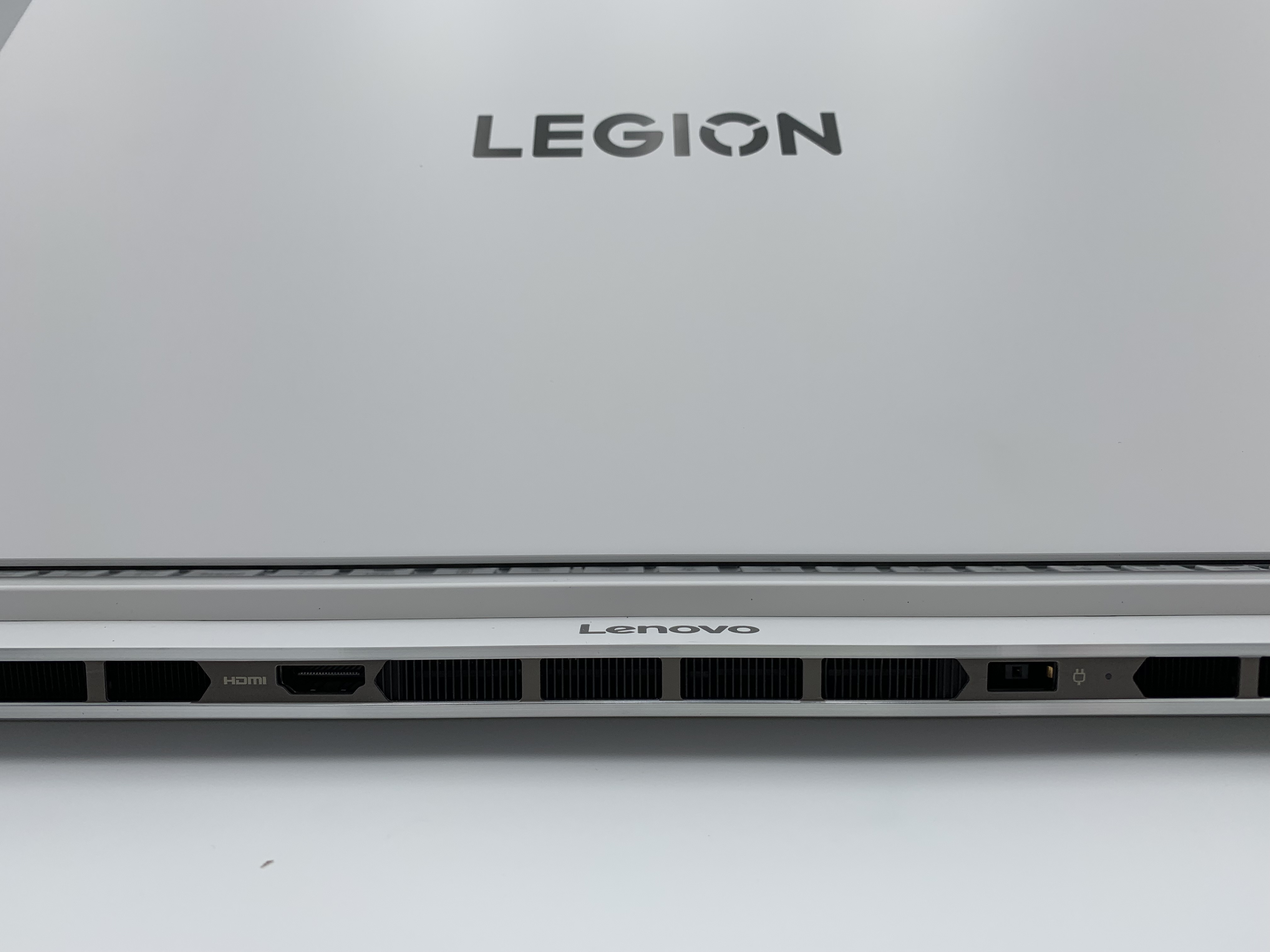 【アウトレット】Lenovo Legion 7i Gen 10(Core Ultra 7 255HX、メモリ32GB、 SSD1TB RTX 5060 Laptop GPU)【6ヶ月修理保証】
