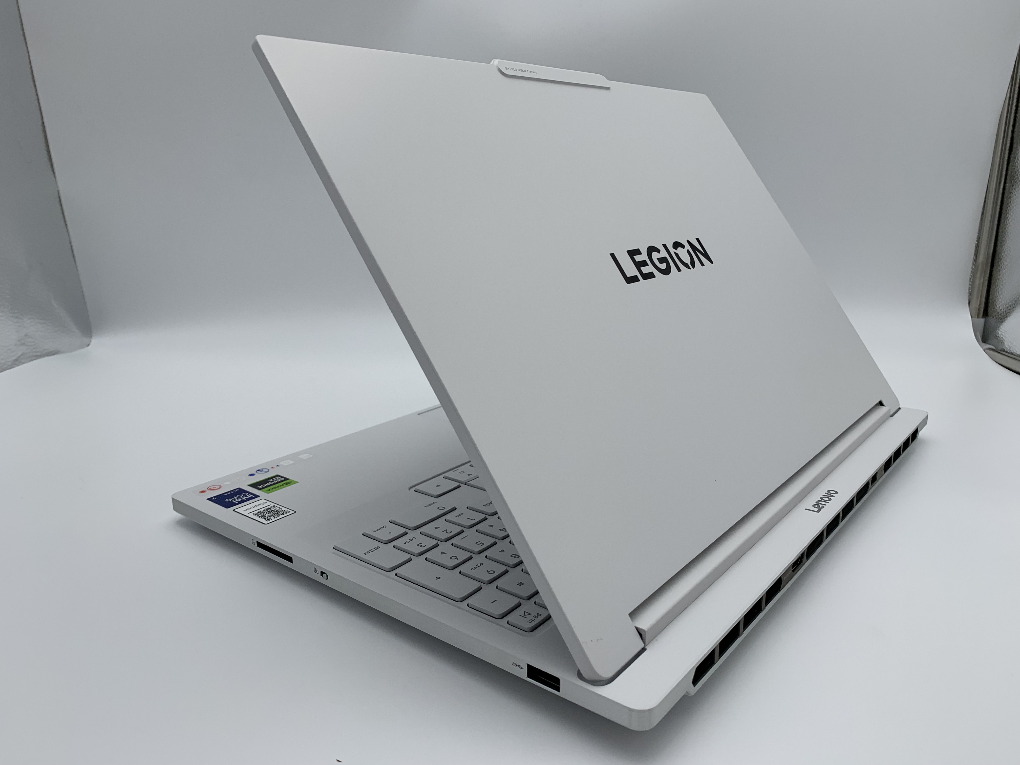 【アウトレット】Lenovo Legion 7i Gen 10(Core Ultra 9 275HX、メモリ32GB、 SSD1TB RTX 5060 Laptop GPU)【6ヶ月修理保証】