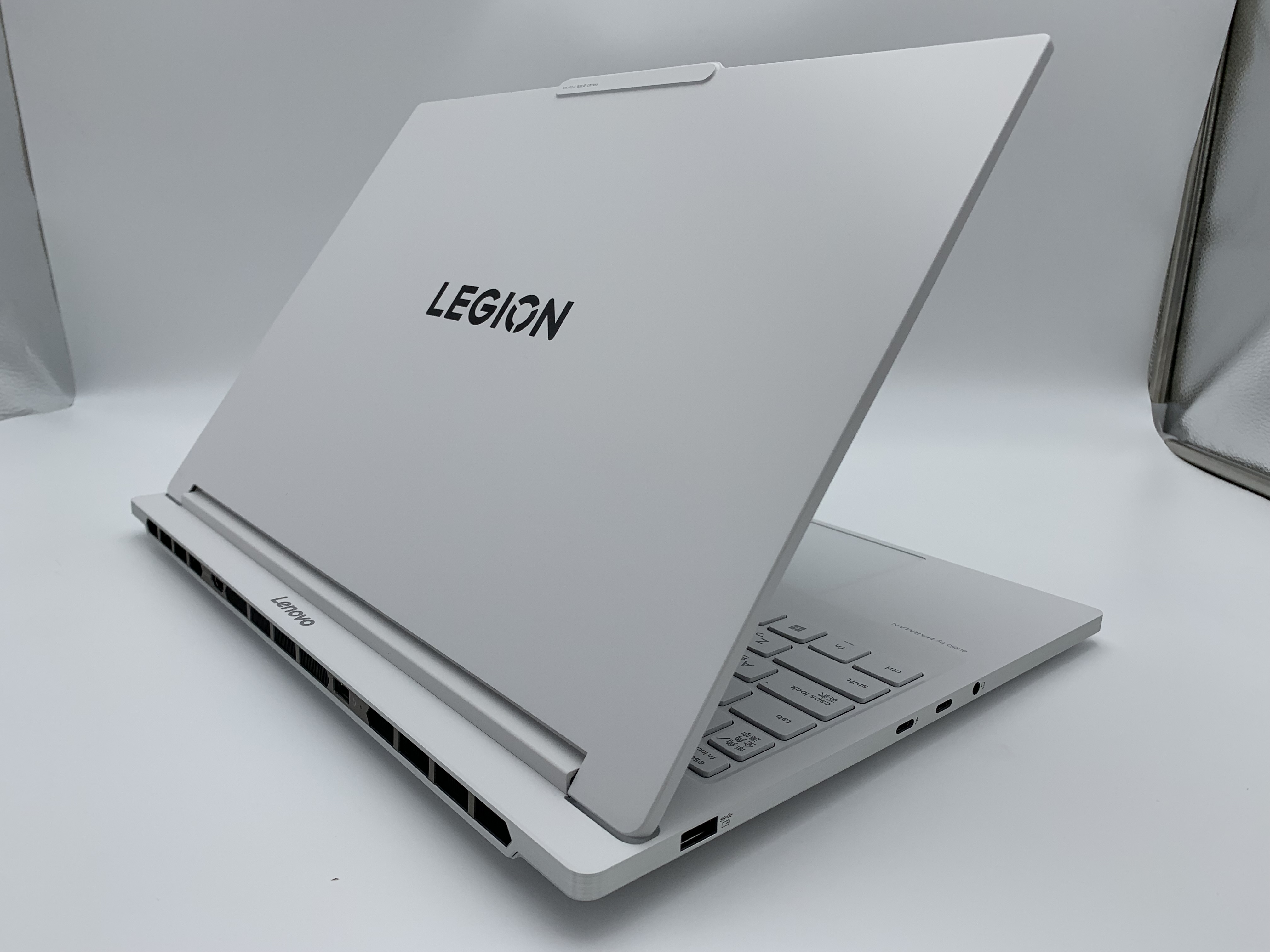 【アウトレット】Lenovo Legion 7i Gen 10(Core Ultra 9 275HX、メモリ32GB、 SSD1TB RTX 5060 Laptop GPU)【6ヶ月修理保証】