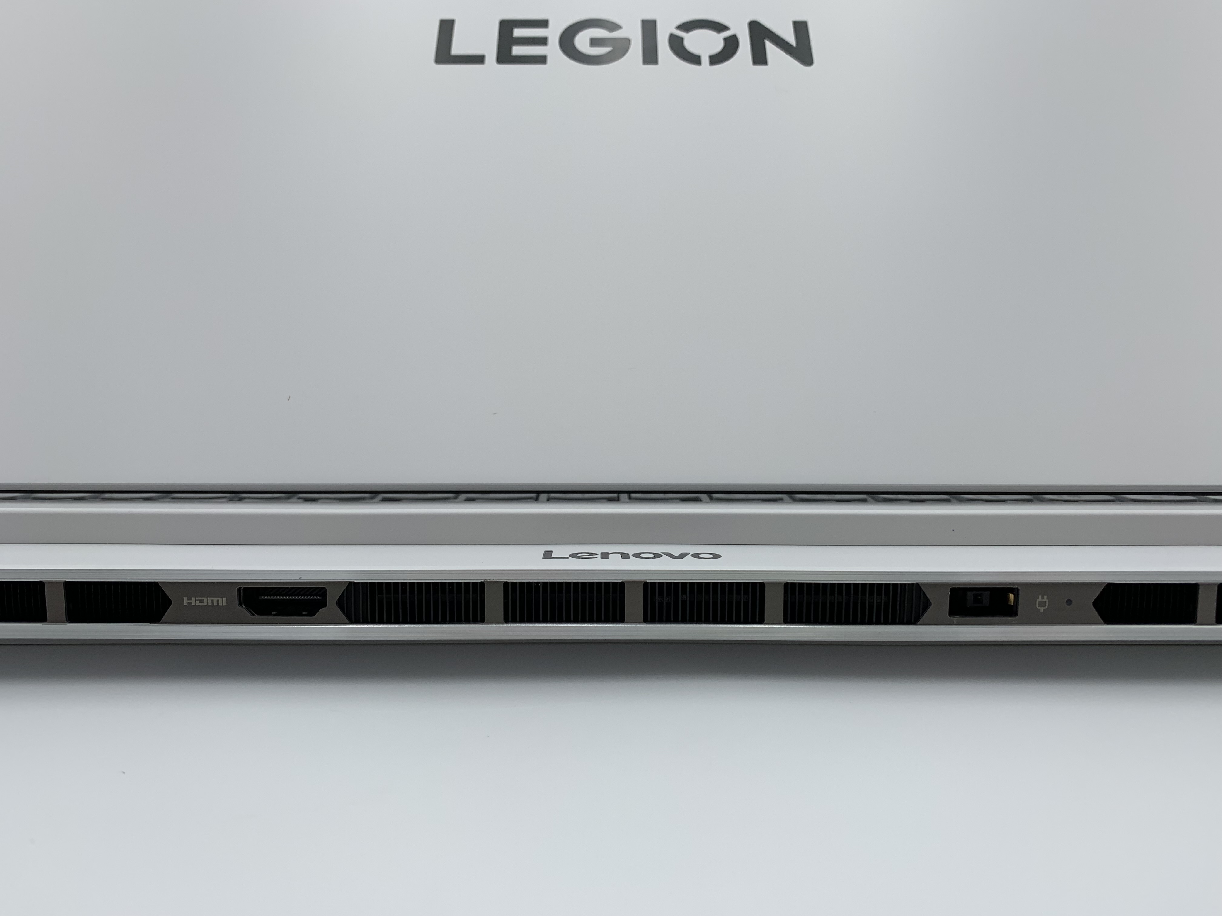 【アウトレット】Lenovo Legion 7i Gen 10(Core Ultra 9 275HX、メモリ32GB、 SSD1TB RTX 5060 Laptop GPU)【6ヶ月修理保証】
