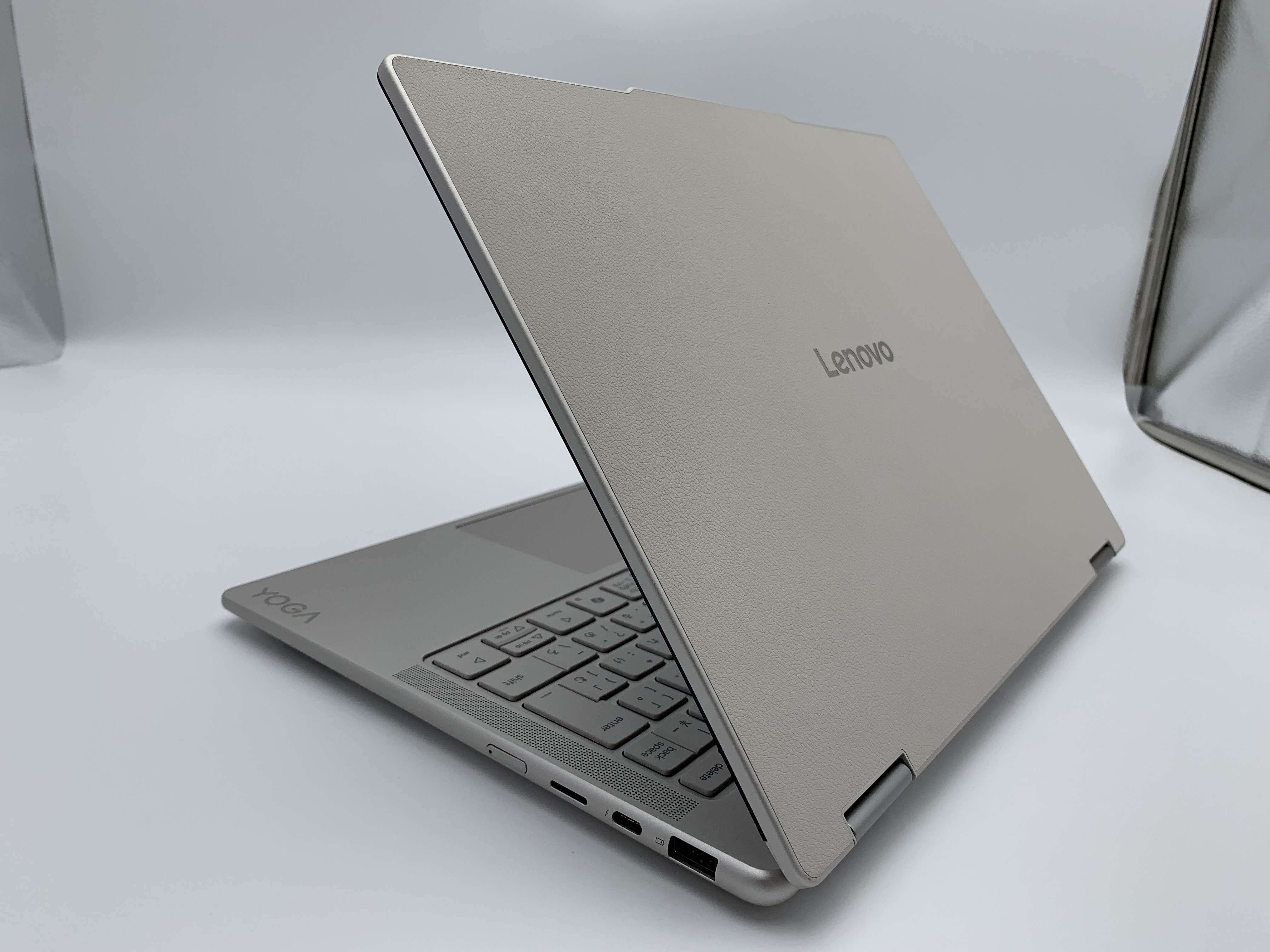 【アウトレット】Lenovo Yoga 7i 2-in-1 Gen 10(Core Ultra 7 258V、メモリ32GB、 SSD1TB)【6か月修理保証】