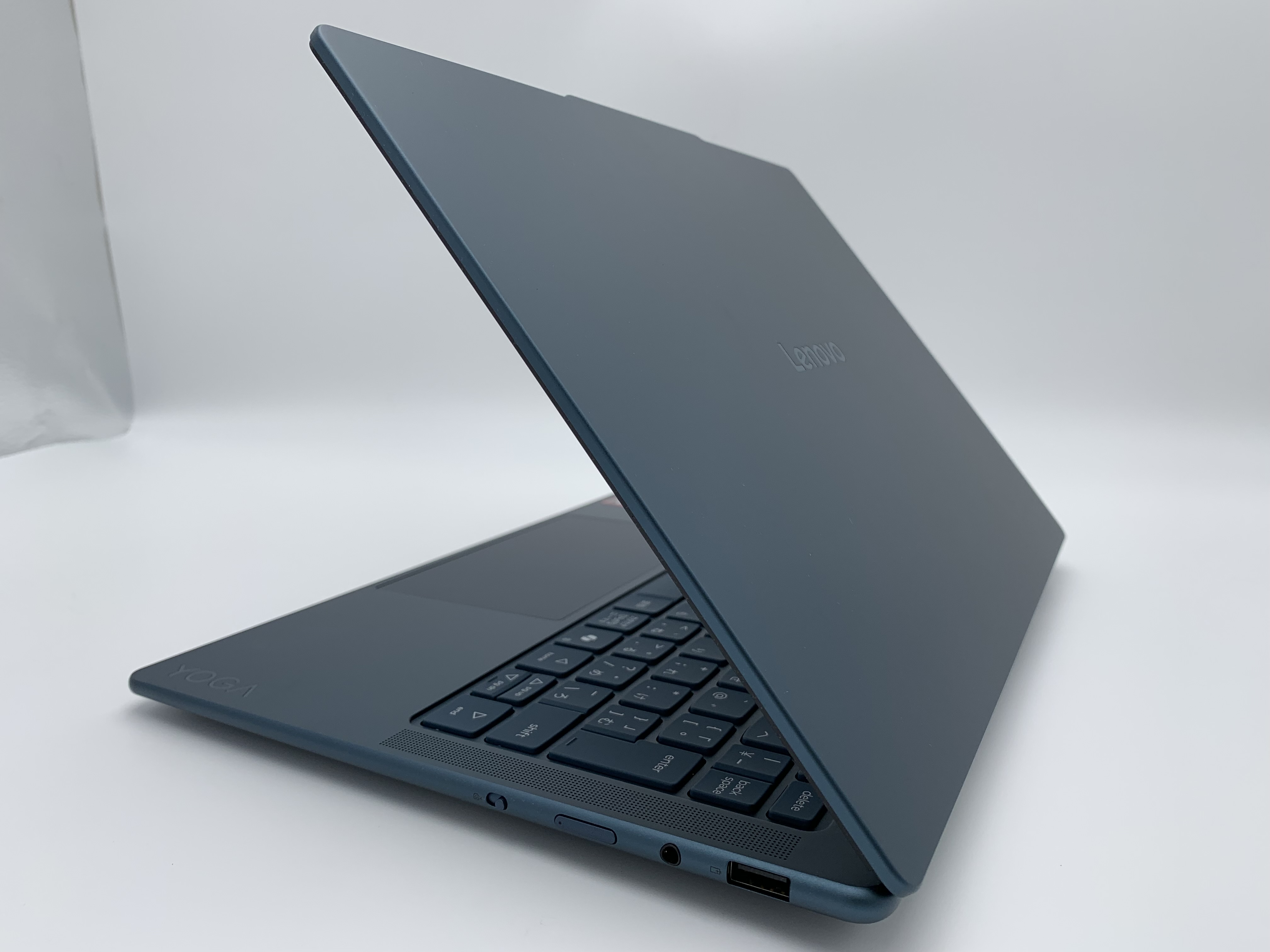 【アウトレット】LENOVO YOGA SLIM 7 GEN 10(Ryzen AI 5 340、メモリ16GB SSD512GB 14.0インチWUXGA OLED 400nit)【90日間返品保証】