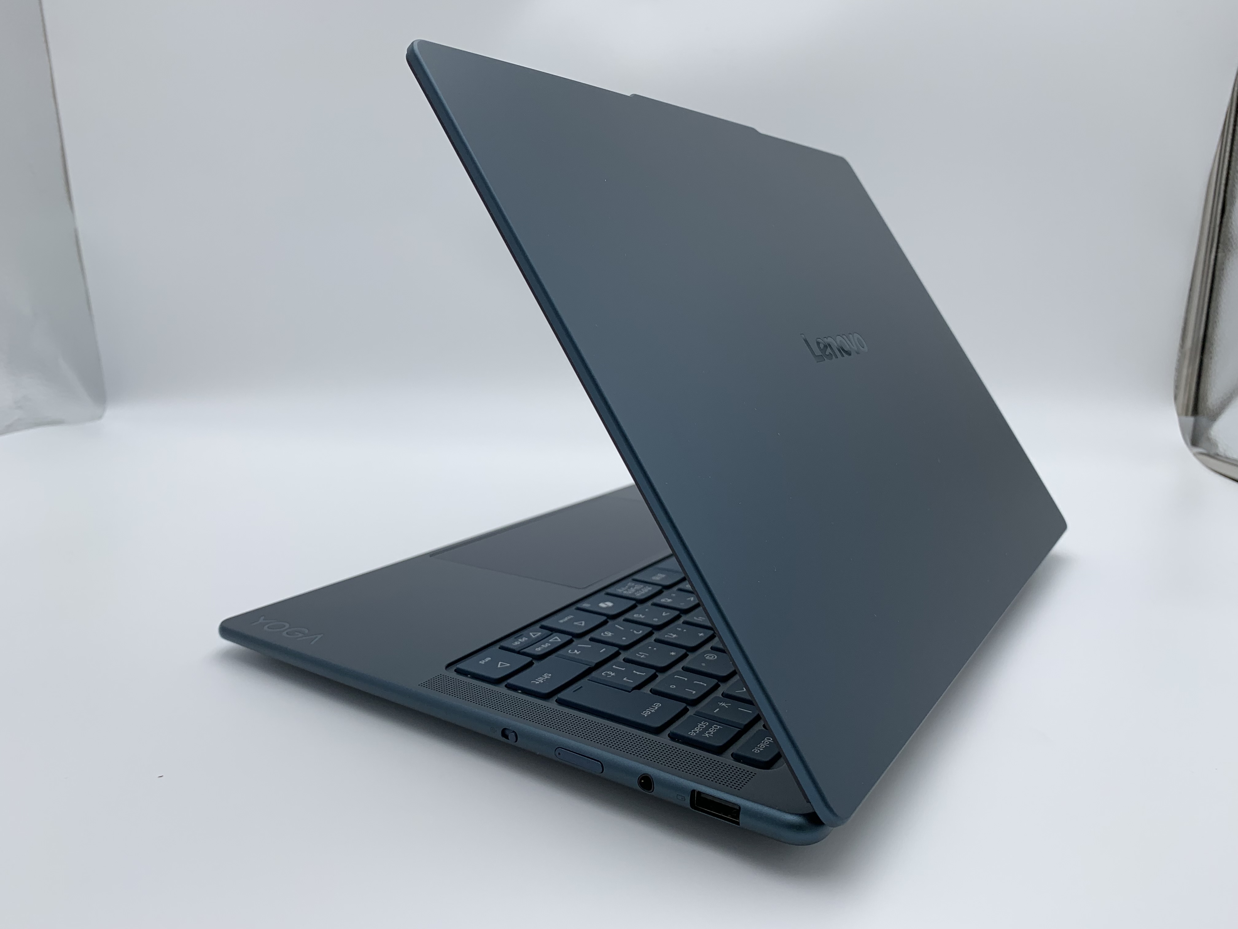 【アウトレット】Lenovo Yoga Slim 7 Gen 10(Ryzen AI 7 350、メモリ16GB、SSD512GB)【6ヶ月修理保証】