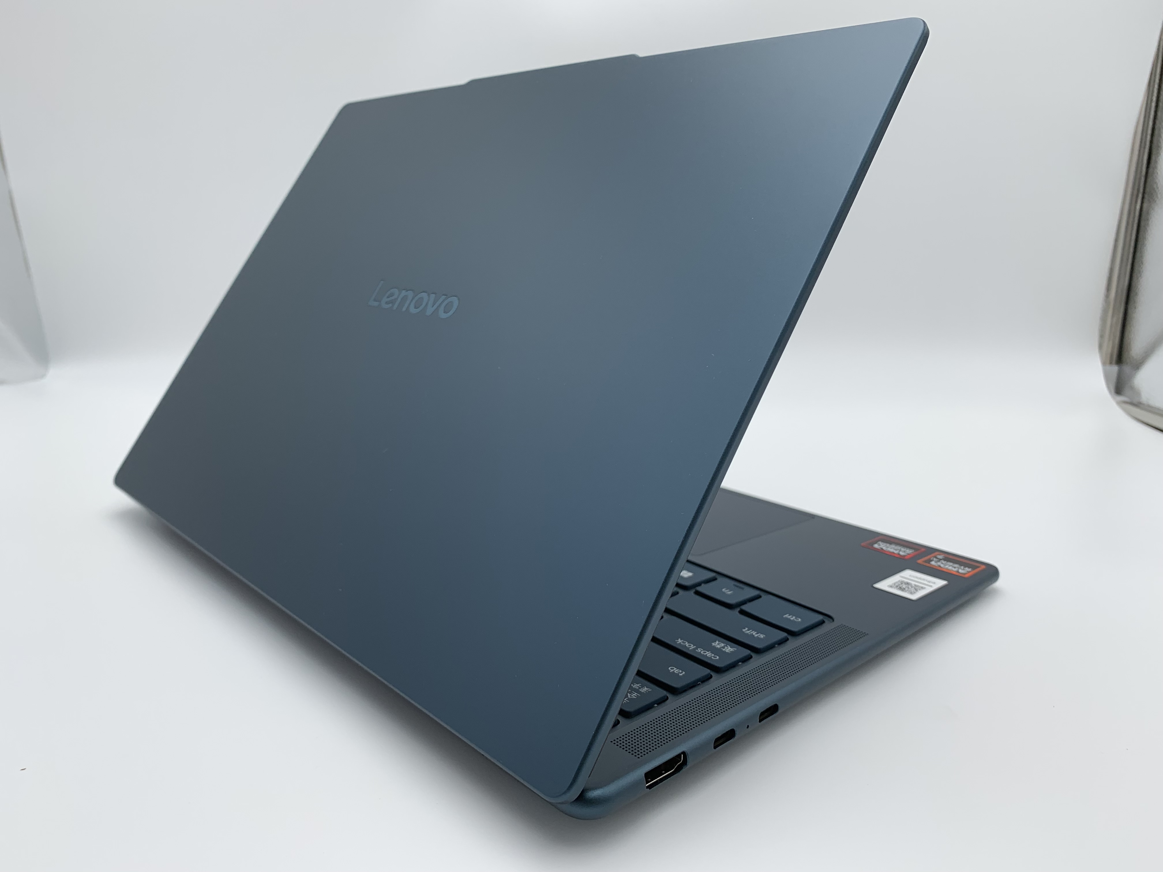 【アウトレット】Lenovo Yoga Slim 7 Gen 10(Ryzen AI 7 350、メモリ16GB、SSD512GB)【6ヶ月修理保証】