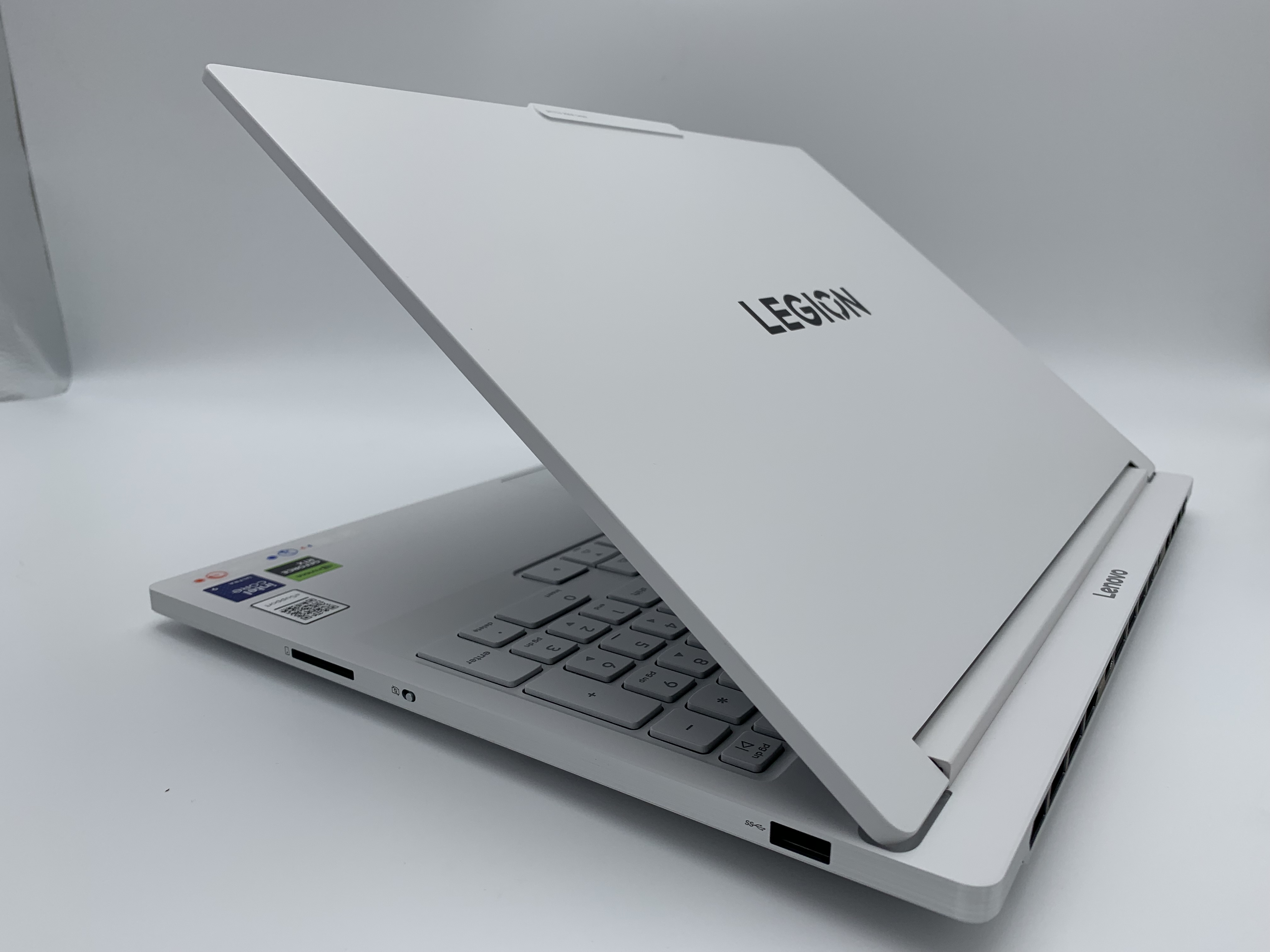 【アウトレット】Lenovo Legion 7i Gen 10(Core Ultra 9 275HX、メモリ32GB、 SSD1TB RTX 5070 Laptop GPU)【6ヶ月修理保証】