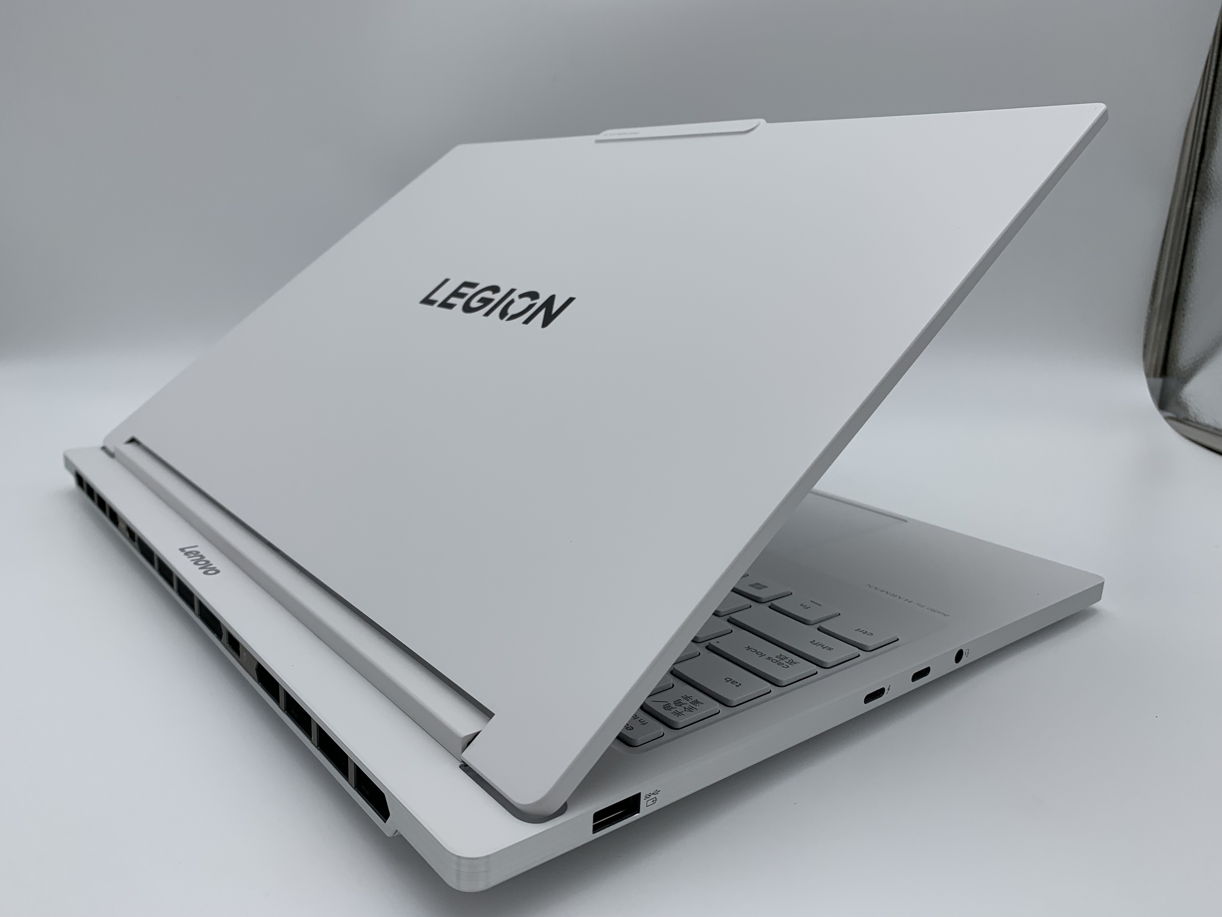 【アウトレット】Lenovo Legion 7i Gen 10(Core Ultra 9 275HX、メモリ32GB、 SSD1TB RTX 5070 Laptop GPU)【6ヶ月修理保証】