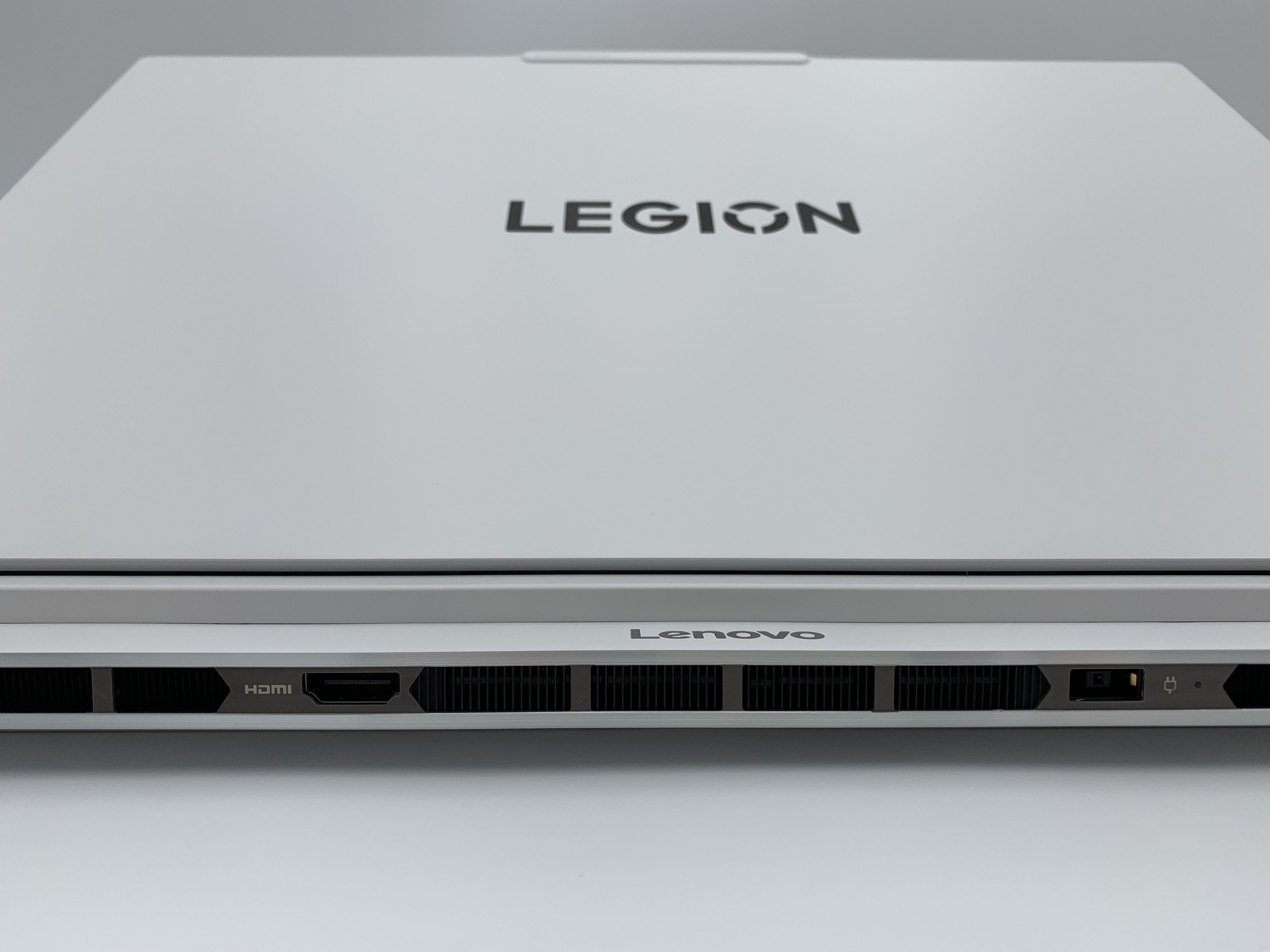 【アウトレット】Lenovo Legion 7i Gen 10(Core Ultra 9 275HX、メモリ32GB、 SSD1TB RTX 5070 Laptop GPU)【6ヶ月修理保証】