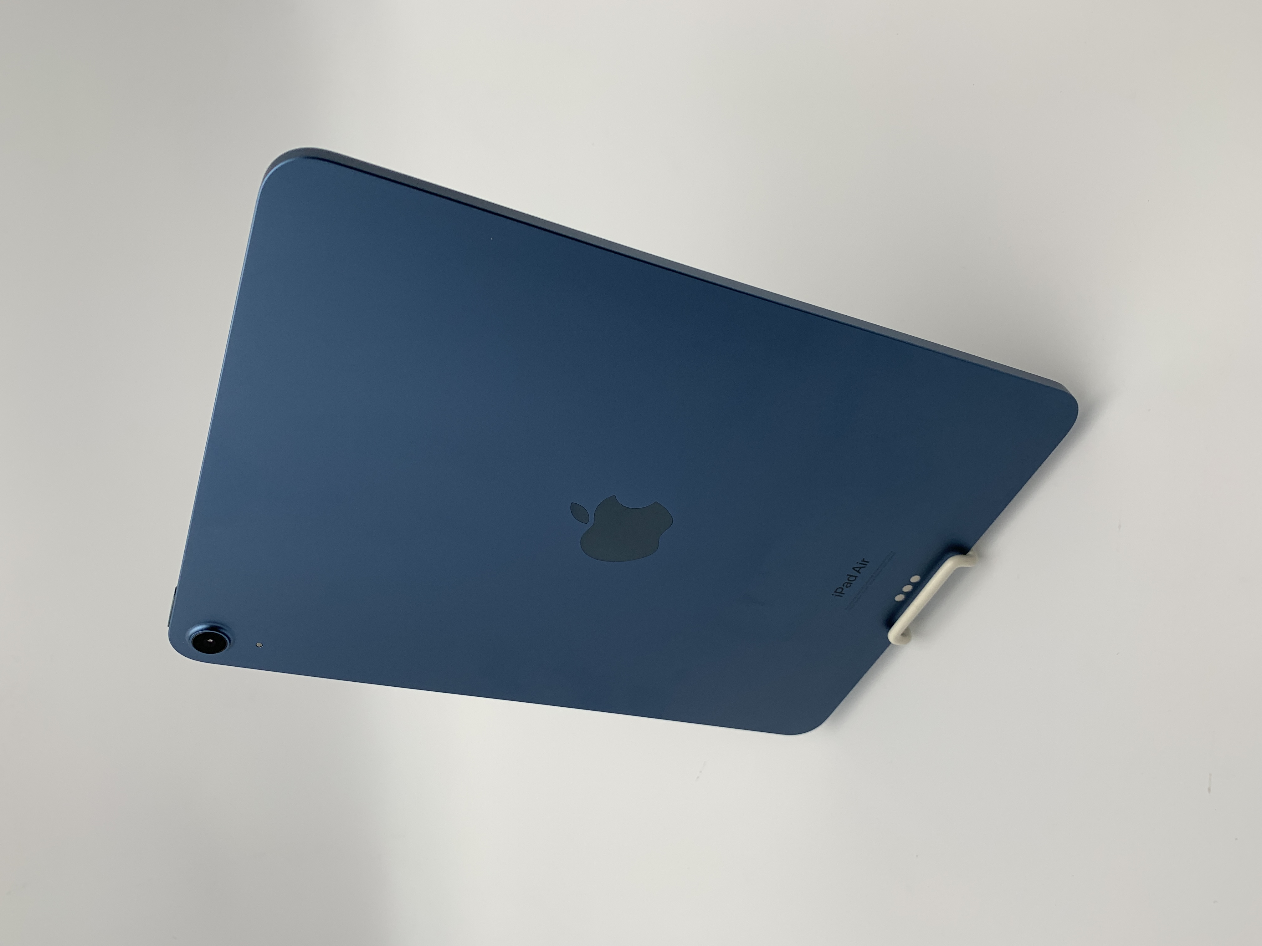 【中古：Bランク】Apple iPad Air 10.9インチ 第5世代(2022) Wi-Fiモデル 256GB MM9N3J/A ブルー【30日返金保証】