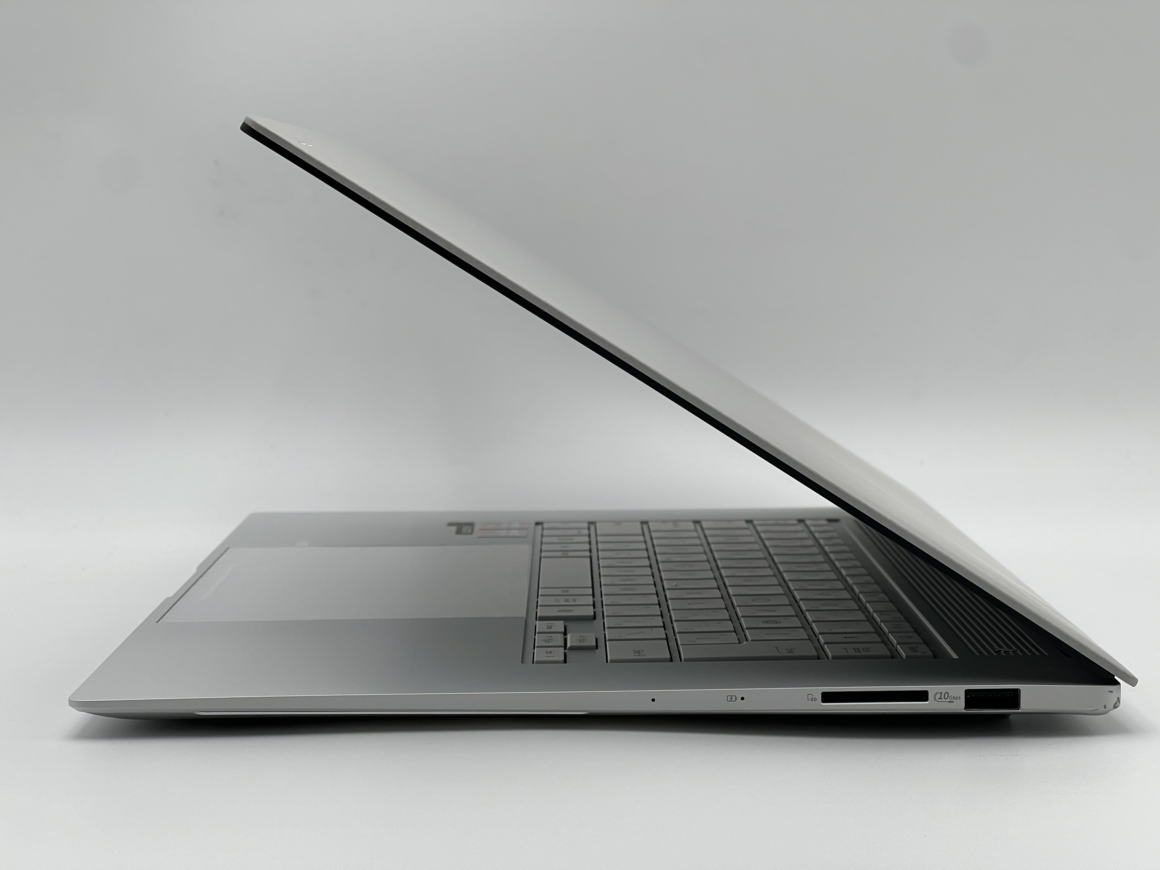 【アウトレット】ASUS Zenbook S 16 UM5606WA UM5606WA-AI9321WH [スカンジナビアンホワイト]