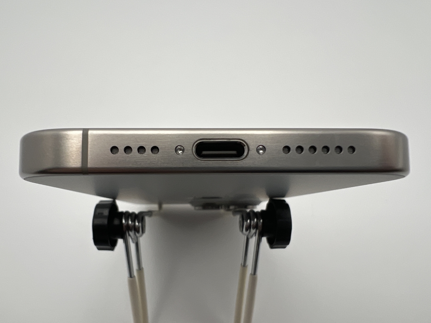 【展示品】Apple iPhone 15 Pro Max 256GB  ナチュラル SIMロック無し 3M742J/A【30日返金保証】【赤ロム保証付き】