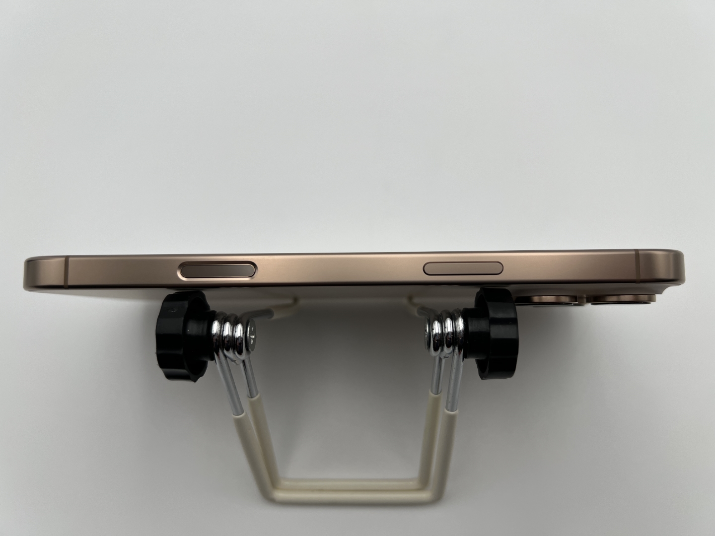 【ゲーミング＆アウトレットセール 8/7 11:00 - 8/17 11:00】【展示品】【ネットワーク利用制限▲】Apple iPhone 16 Pro Max 256GB  デザート SIMロック無し 3N530J/A 付属品付き【30日返金保証】【赤ロム保証付き】