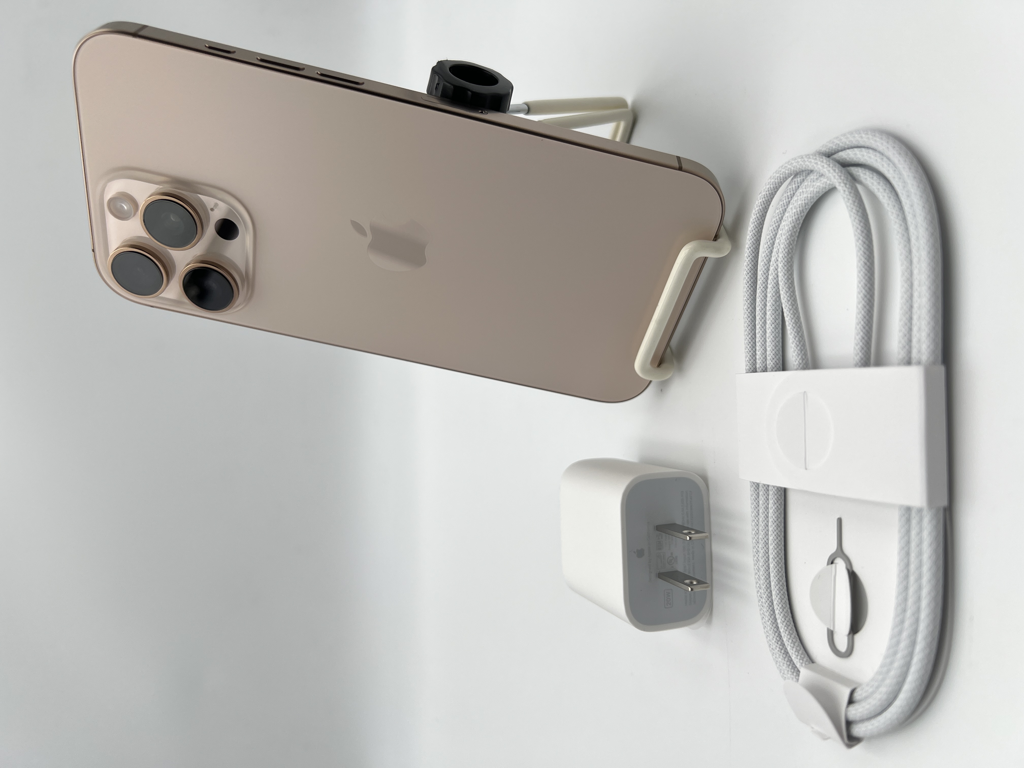 【ゲーミング＆アウトレットセール 8/7 11:00 - 8/17 11:00】【展示品】【ネットワーク利用制限▲】Apple iPhone 16 Pro Max 256GB  デザート SIMロック無し 3N530J/A 付属品付き【30日返金保証】【赤ロム保証付き】
