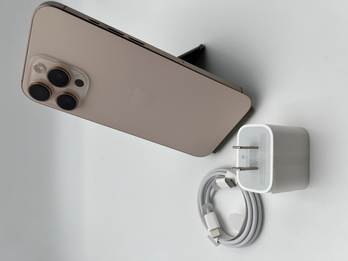 【決算セール 9/4 11:00 - 9/11 11:00】【展示品】【ネットワーク利用制限▲】Apple iPhone 16 Pro Max 256GB  デザート SIMロック無し 3N530J/A【30日返金保証】【赤ロム保証付き】
