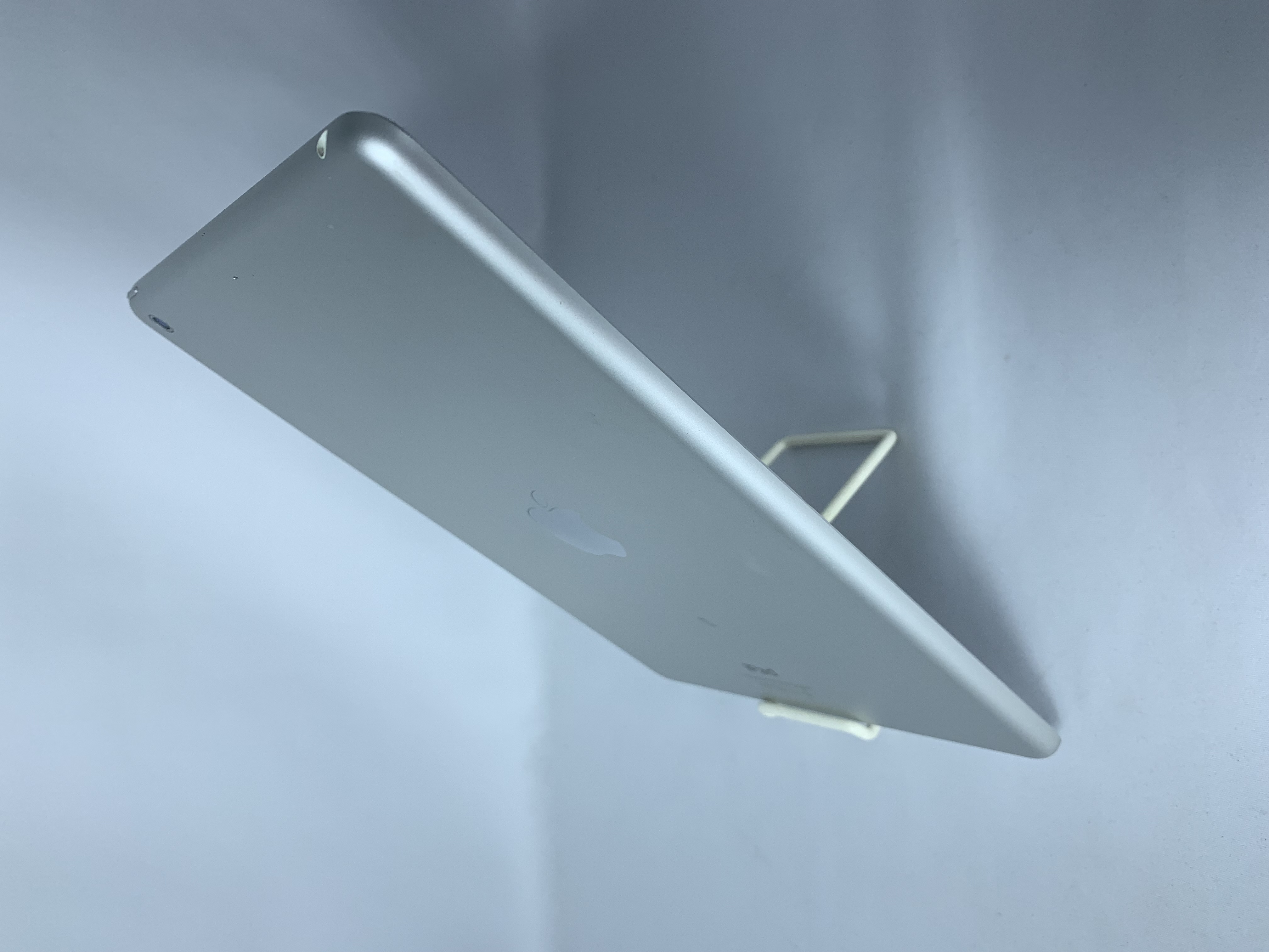 【中古：Bランク】Apple iPad Air (2013) Wi-Fi 16GB ME913JA[シルバー]【30日返金保証】