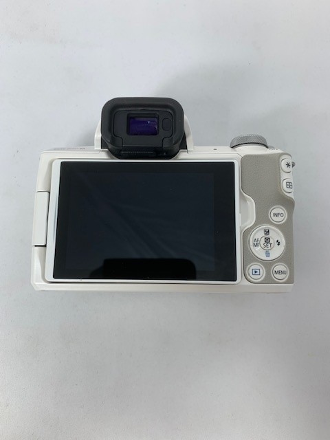 【中古】【店頭展示使用品】EOS Kiss M ダブルズームキット [ホワイト](メーカー保証1年）
