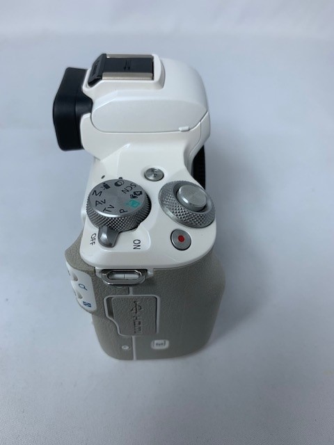【中古】【店頭展示使用品】EOS Kiss M ダブルズームキット [ホワイト](メーカー保証1年）