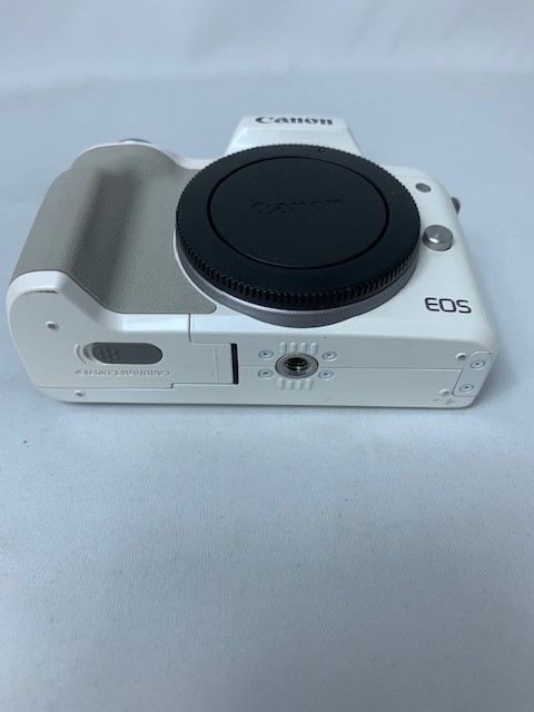 【中古】【店頭展示使用品】EOS Kiss M ダブルズームキット [ホワイト](メーカー保証1年）