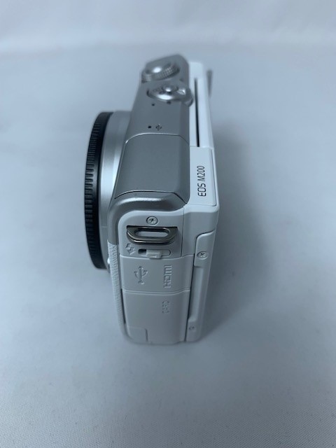【中古】【店頭展示使用品】CANON ミラーレスデジタル一眼カメラEOS M200 ダブルレンズキット [ホワイト](メーカー保証1年）